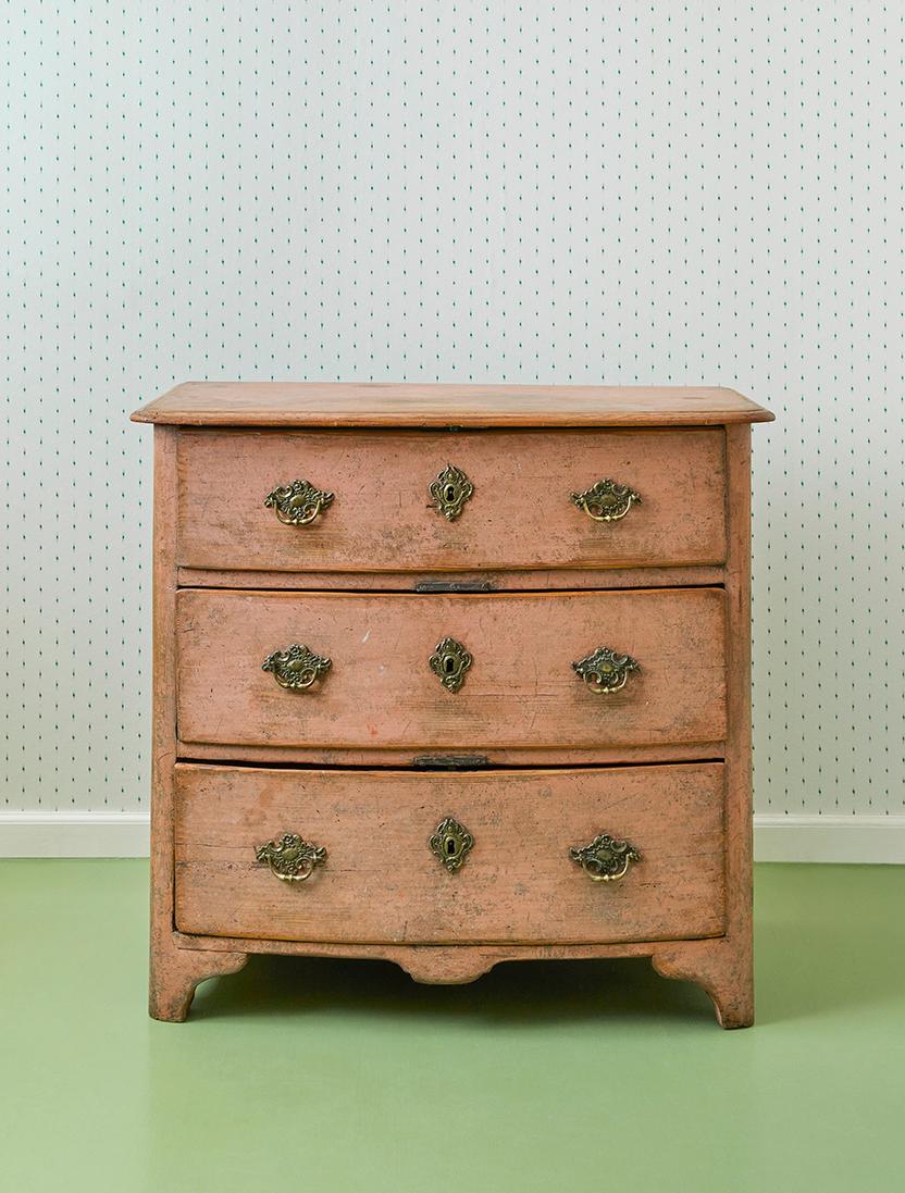 Sweden, 18th Century

Antique chest of drawers in painted wood. Original pink paint and brass handles. 

H 76 x W 83 x D 49 cm