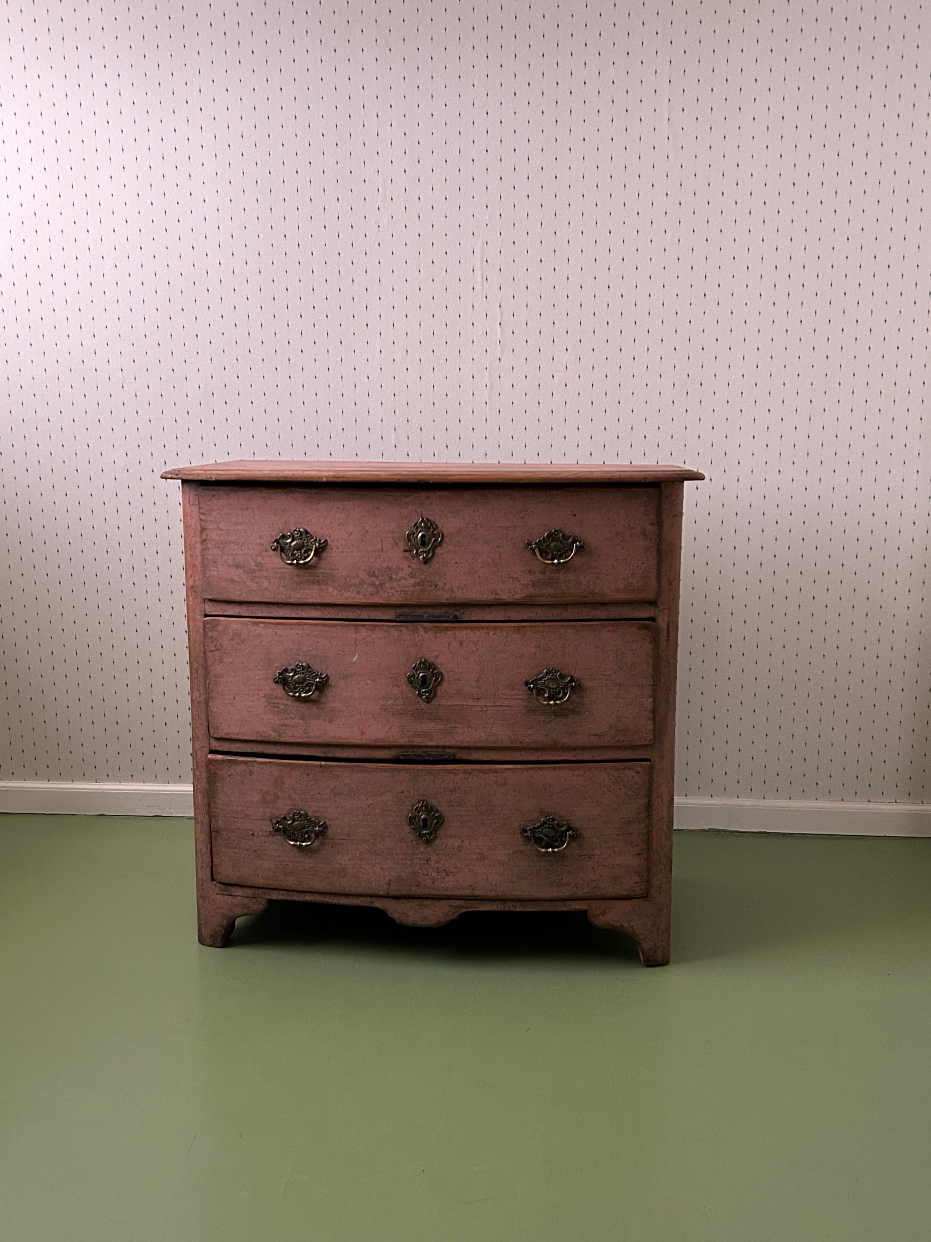  Antique Pink Chest of Drawers in Wood with Original Paint, Sweden, 18th Century In Good Condition For Sale In Copenhagen K, DK