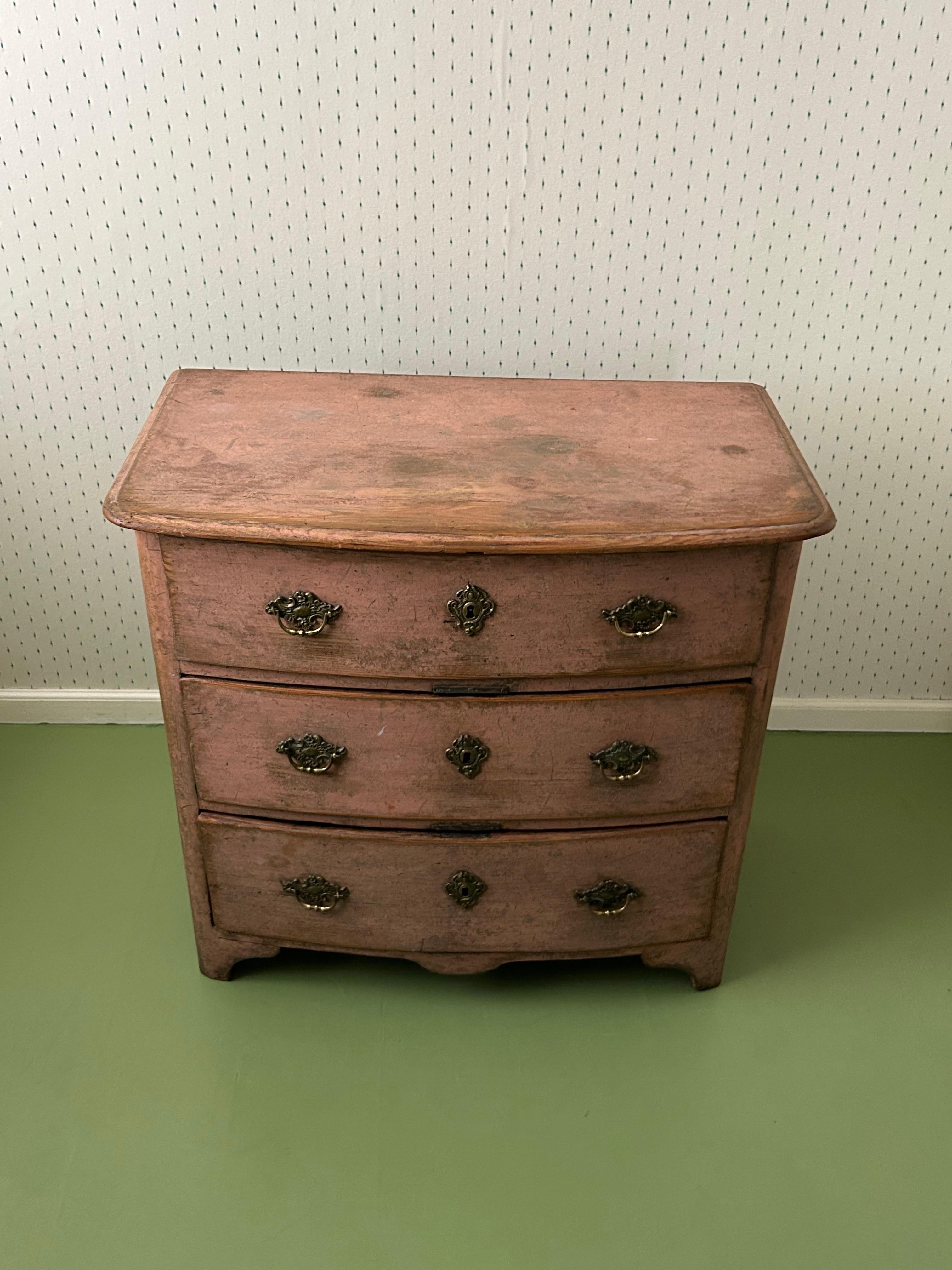  Antique Pink Chest of Drawers in Wood with Original Paint, Sweden, 18th Century For Sale 1