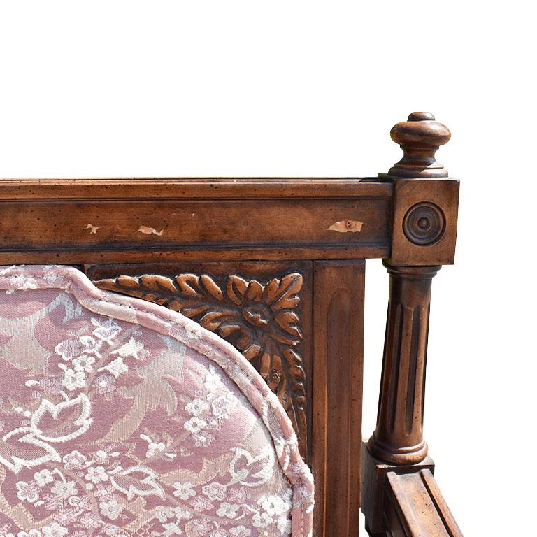 Antike antike rosa Chinoiserie Seide antik geschnitzt Sofa Couch oder Tagesbett im Angebot 5