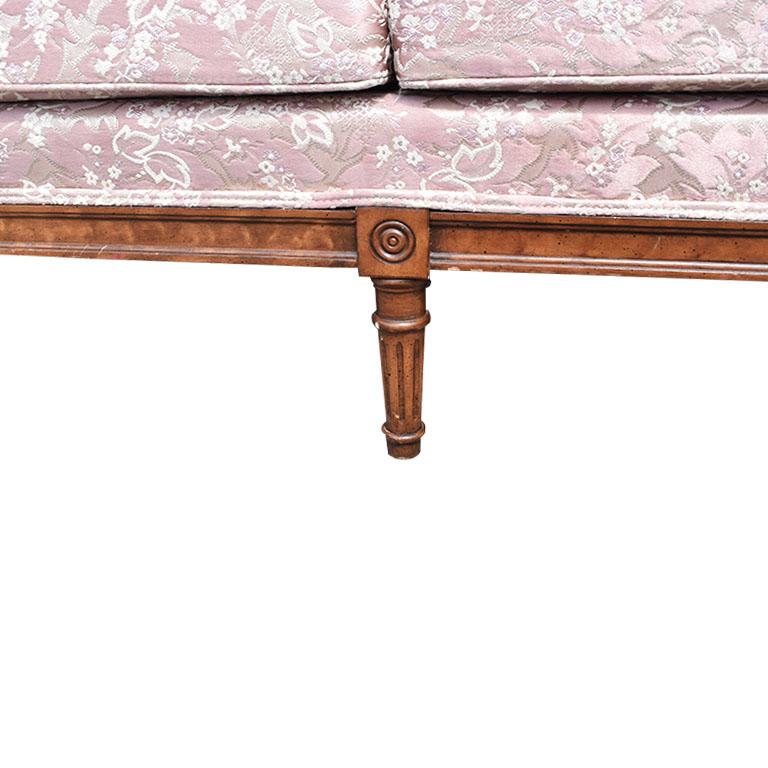 Antike antike rosa Chinoiserie Seide antik geschnitzt Sofa Couch oder Tagesbett im Angebot 6