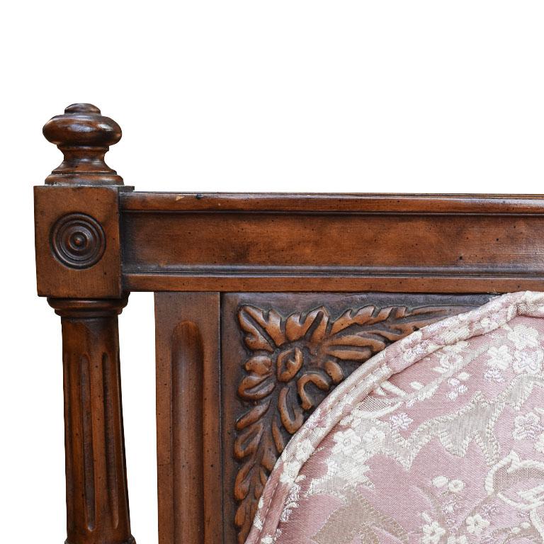 Antike antike rosa Chinoiserie Seide antik geschnitzt Sofa Couch oder Tagesbett (20. Jahrhundert) im Angebot