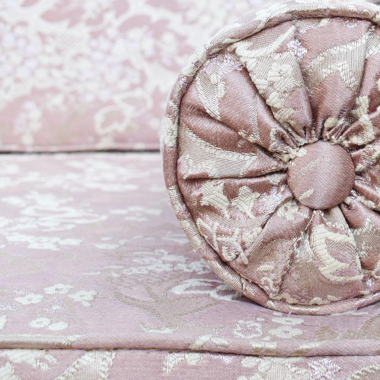 Antike antike rosa Chinoiserie Seide antik geschnitzt Sofa Couch oder Tagesbett im Angebot 1