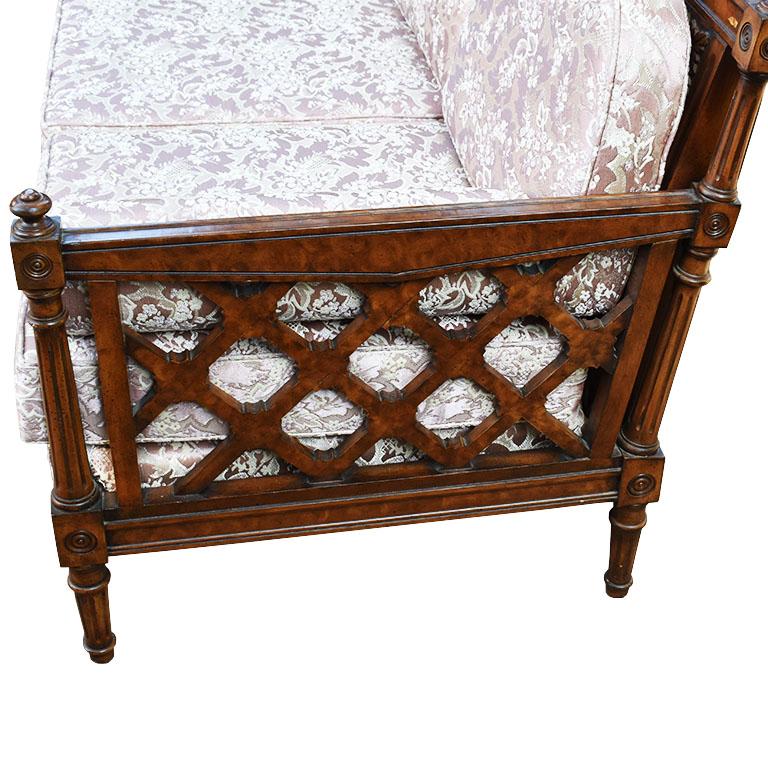 Antike antike rosa Chinoiserie Seide antik geschnitzt Sofa Couch oder Tagesbett im Angebot 2