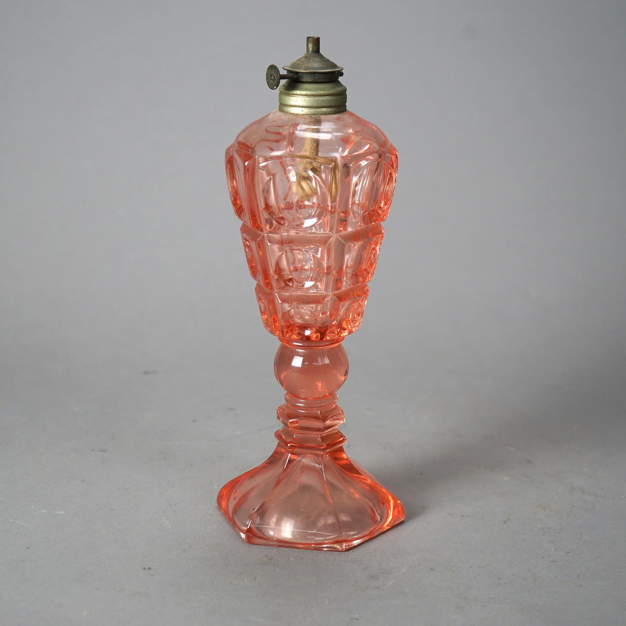 Antike rosa Münzflecken-Öllampe aus gepresstem Glas, C1840 im Zustand „Gut“ im Angebot in Big Flats, NY