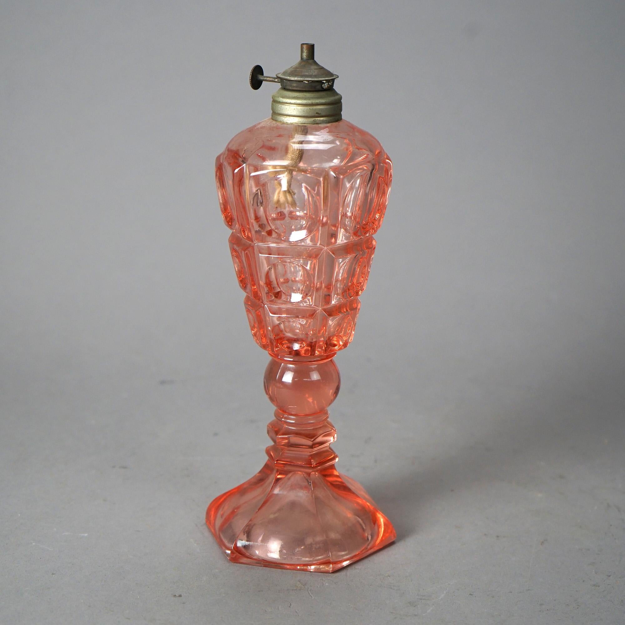 Antike rosa Münzflecken-Öllampe aus gepresstem Glas, C1840 (19. Jahrhundert) im Angebot