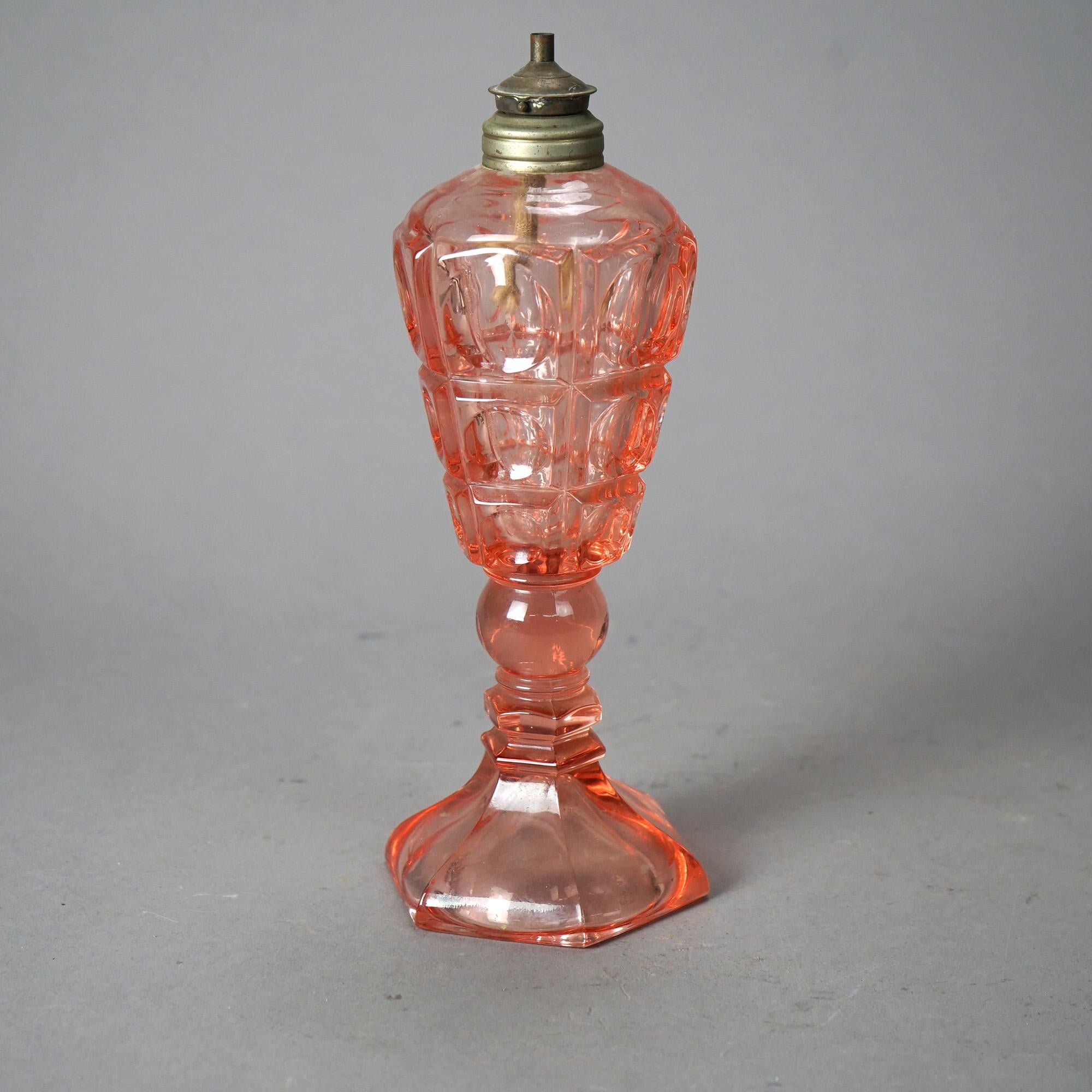 Antike rosa Münzflecken-Öllampe aus gepresstem Glas, C1840 im Angebot 1