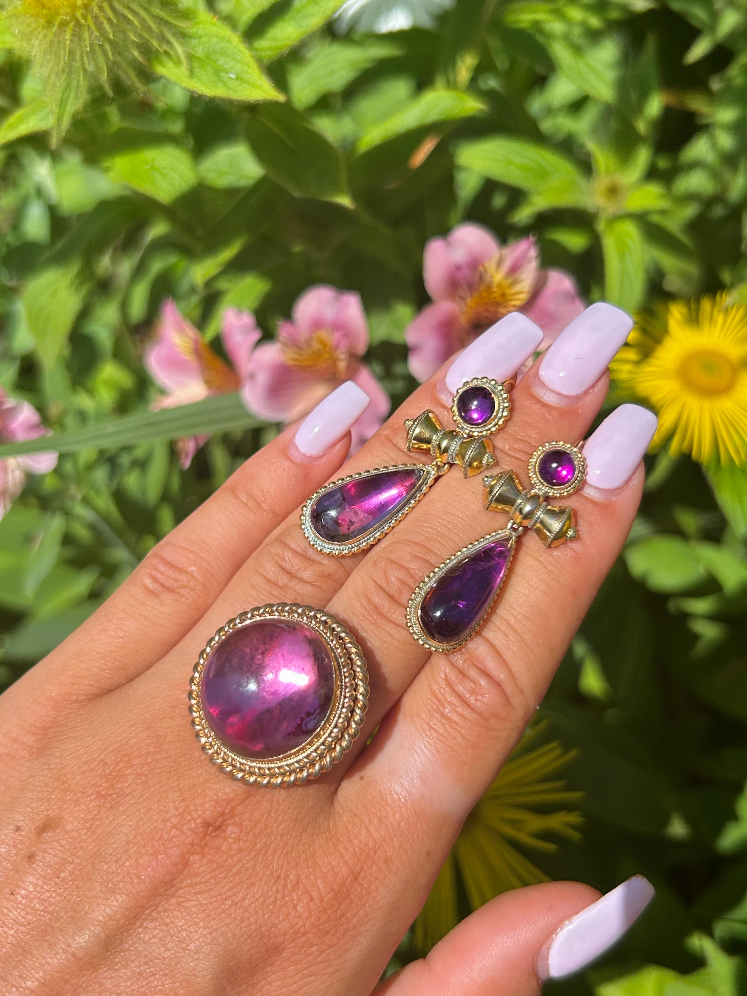 Antique Pink Foiled Cabochon Brooch and Earrings Suite in Antique Box 

The most beautiful jewellery set, truly charming 

The item comes with the box

Measurements: weight 23.63g, brooch size 27mm x 27mm, earrings size 41mm x 18mm 

Materials: 