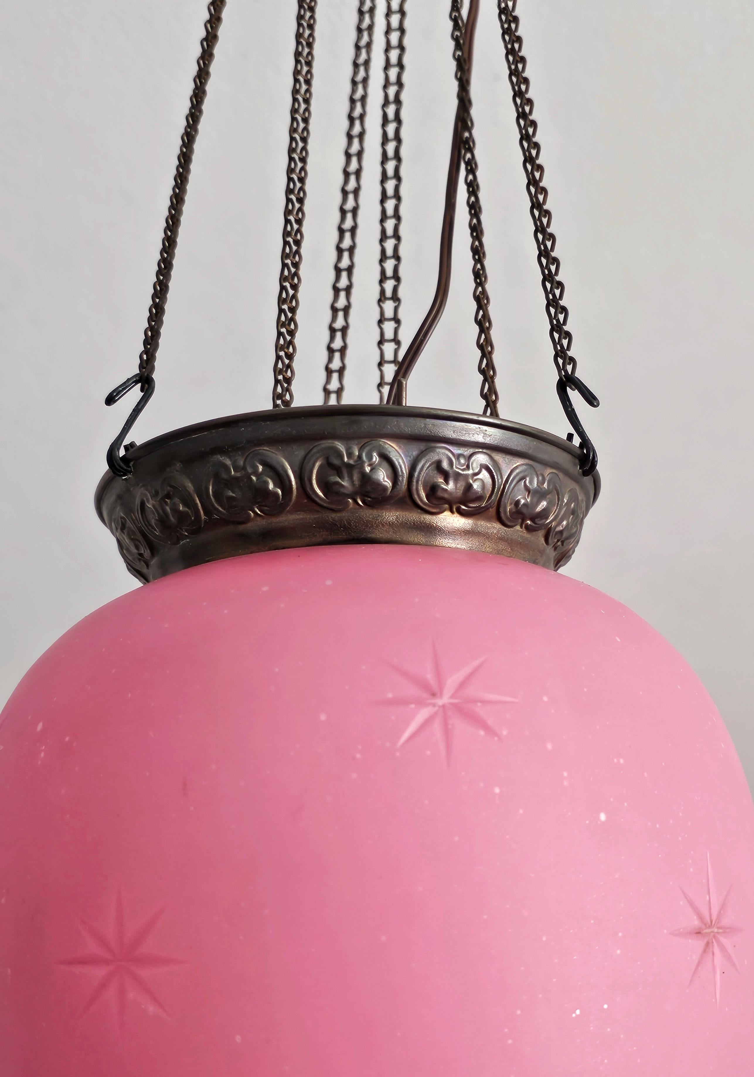 Milieu du XIXe siècle Lanterne ancienne en verre rose et laiton, Autriche vers 1850 en vente