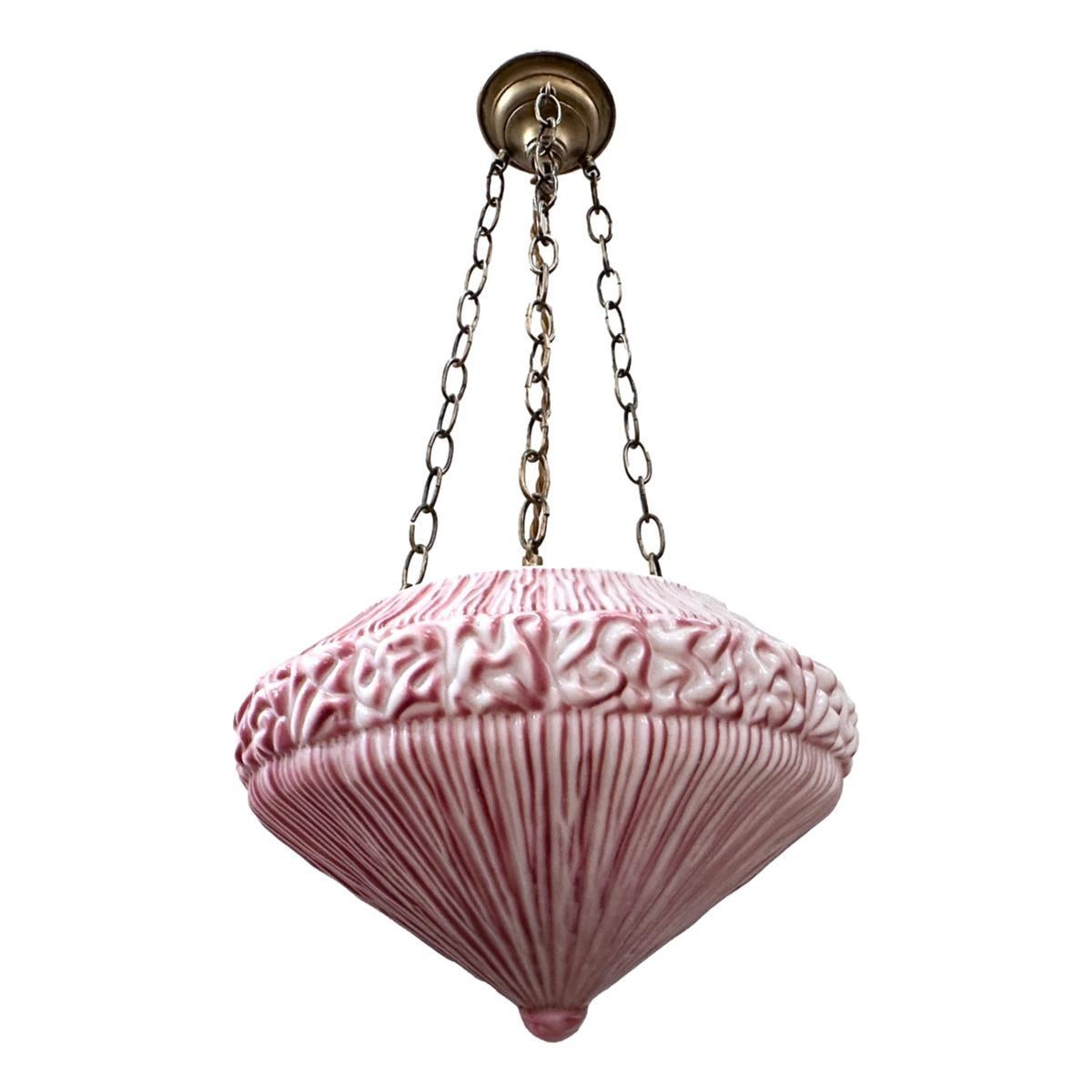 Pendente in vetro rosa francese degli anni '30 circa a forma di tessuto drappeggiato con tre luci interne.

Misure:
Altezza: 30