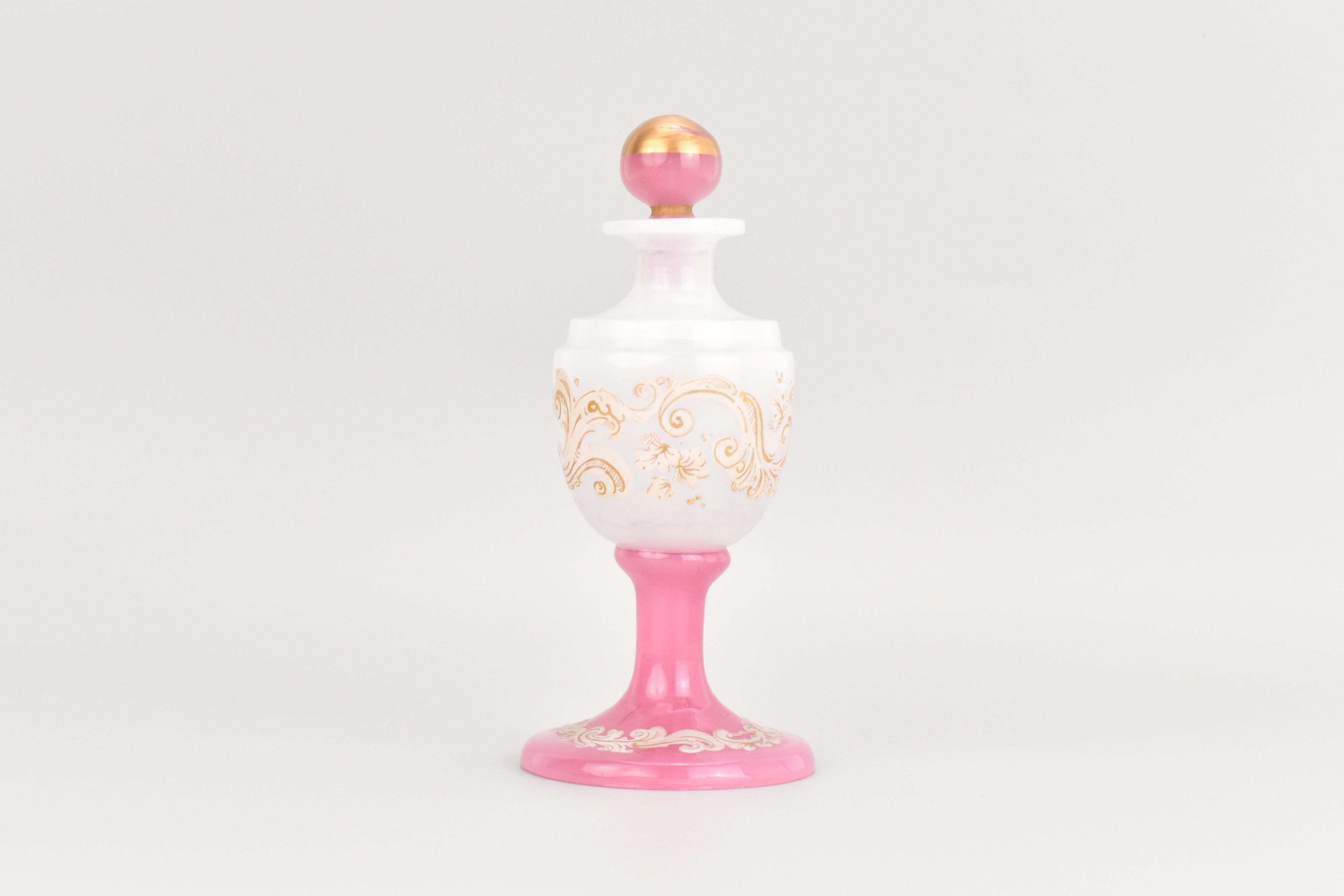 Bottiglia di profumo in vetro opalino bicolore di alta qualità con decorazione in smalto dorato - Francia, XIX secolo

Questo squisito flacone di profumo e questo tappo sono realizzati in vetro opalino bicolore, con una raffinata combinazione di