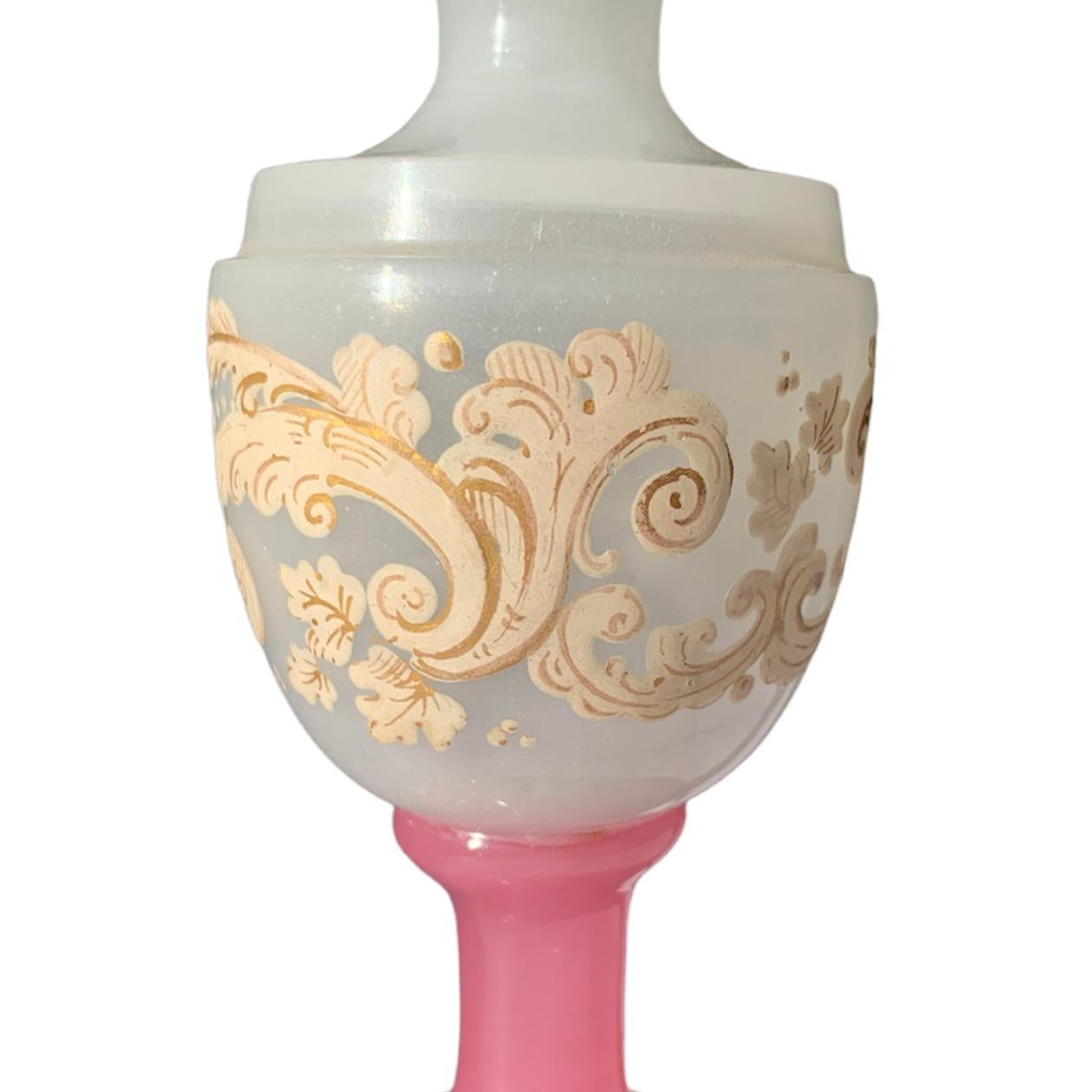 Émaillé Flacon de parfum en verre émaillé opalin rose ancien, Flacon , 19ème siècle en vente