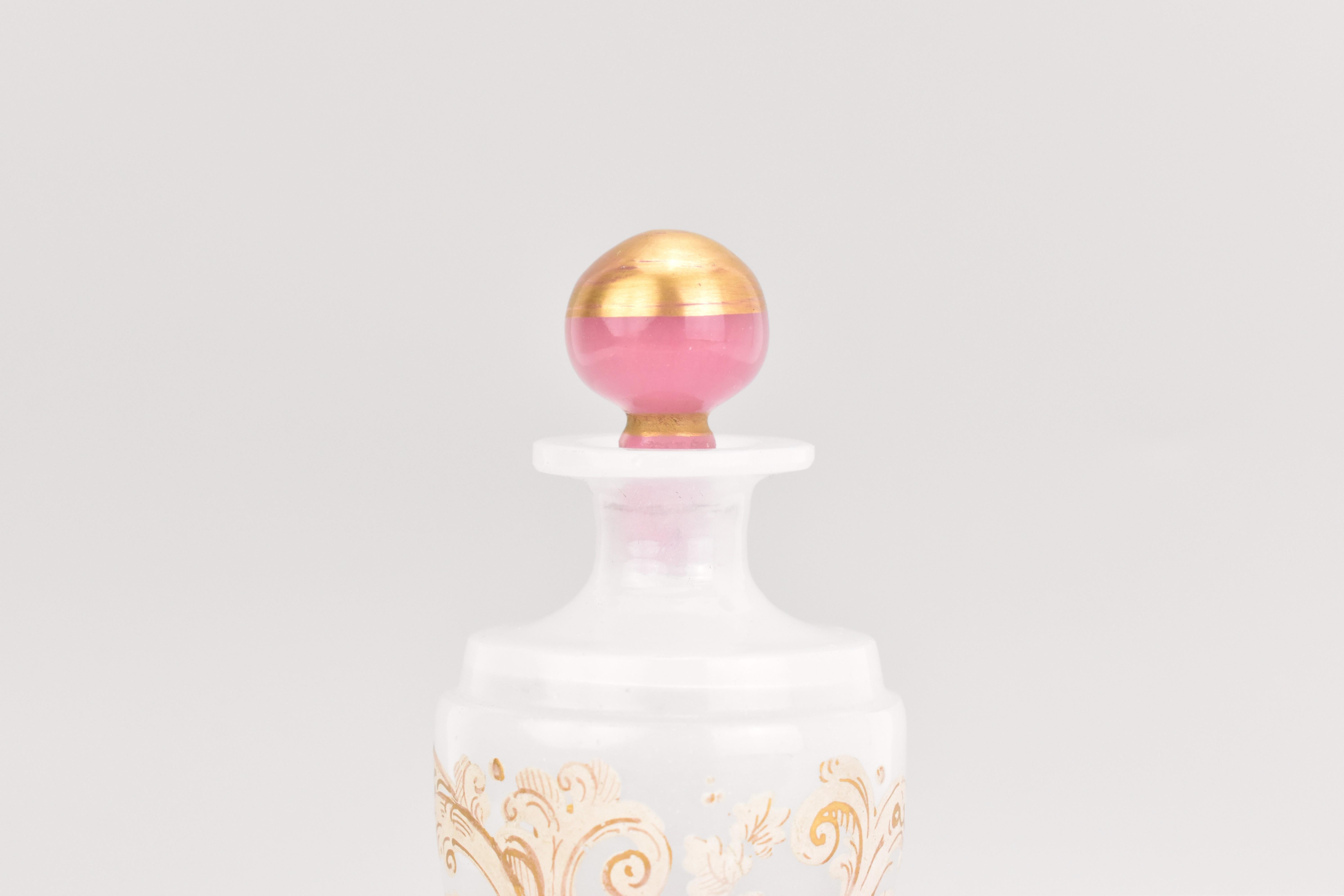 Carlo X Antica bottiglia di profumo in vetro opalino smaltato rosa, flacone, XIX secolo in vendita