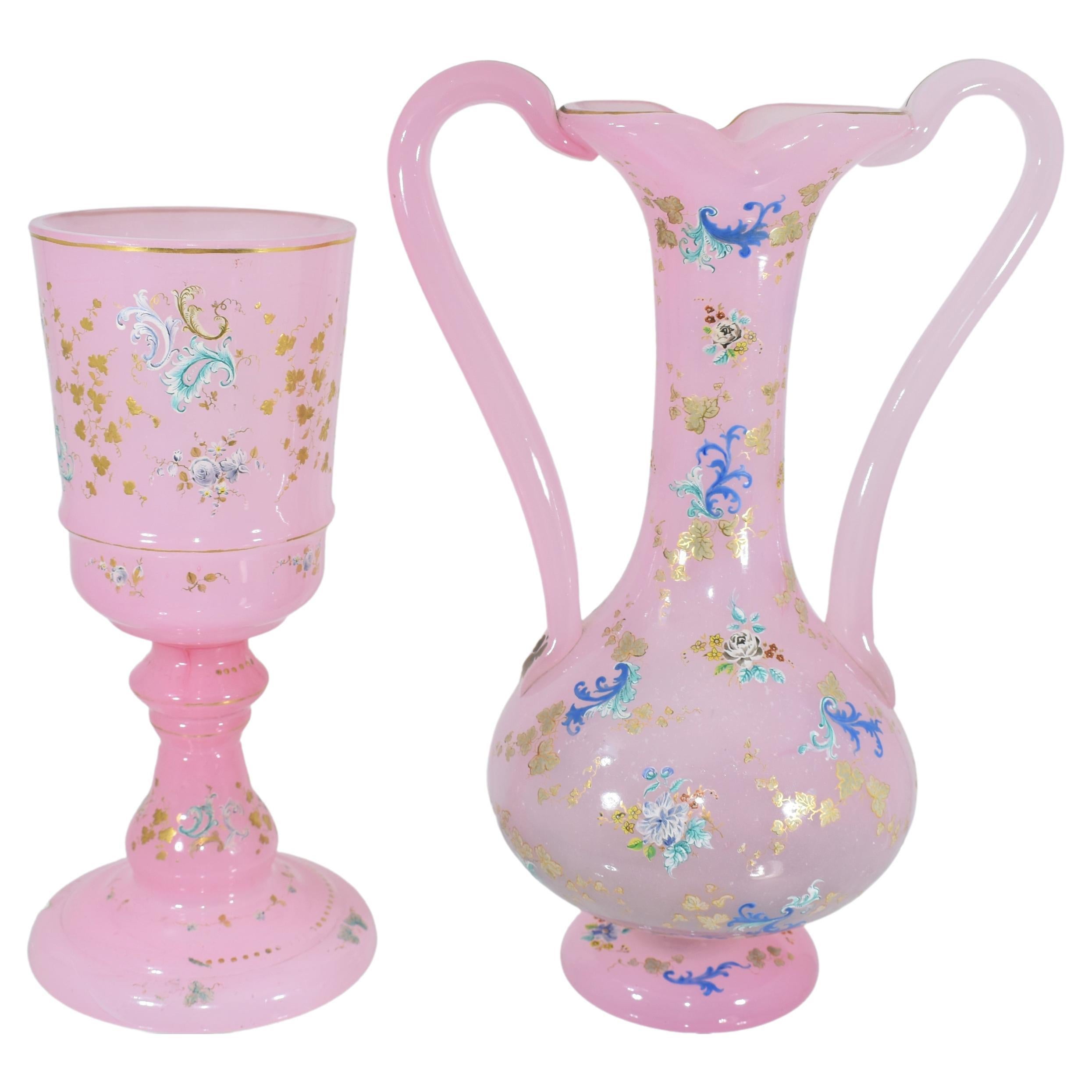 Exceptionnel vase à deux anses en verre d'albâtre opalin rose, ainsi qu'un gobelet assorti, barfatan, peint tout autour avec un décor émaillé, le corps circulaire est richement décoré d'un émail fin et coloré représentant des fleurs, des vignes et