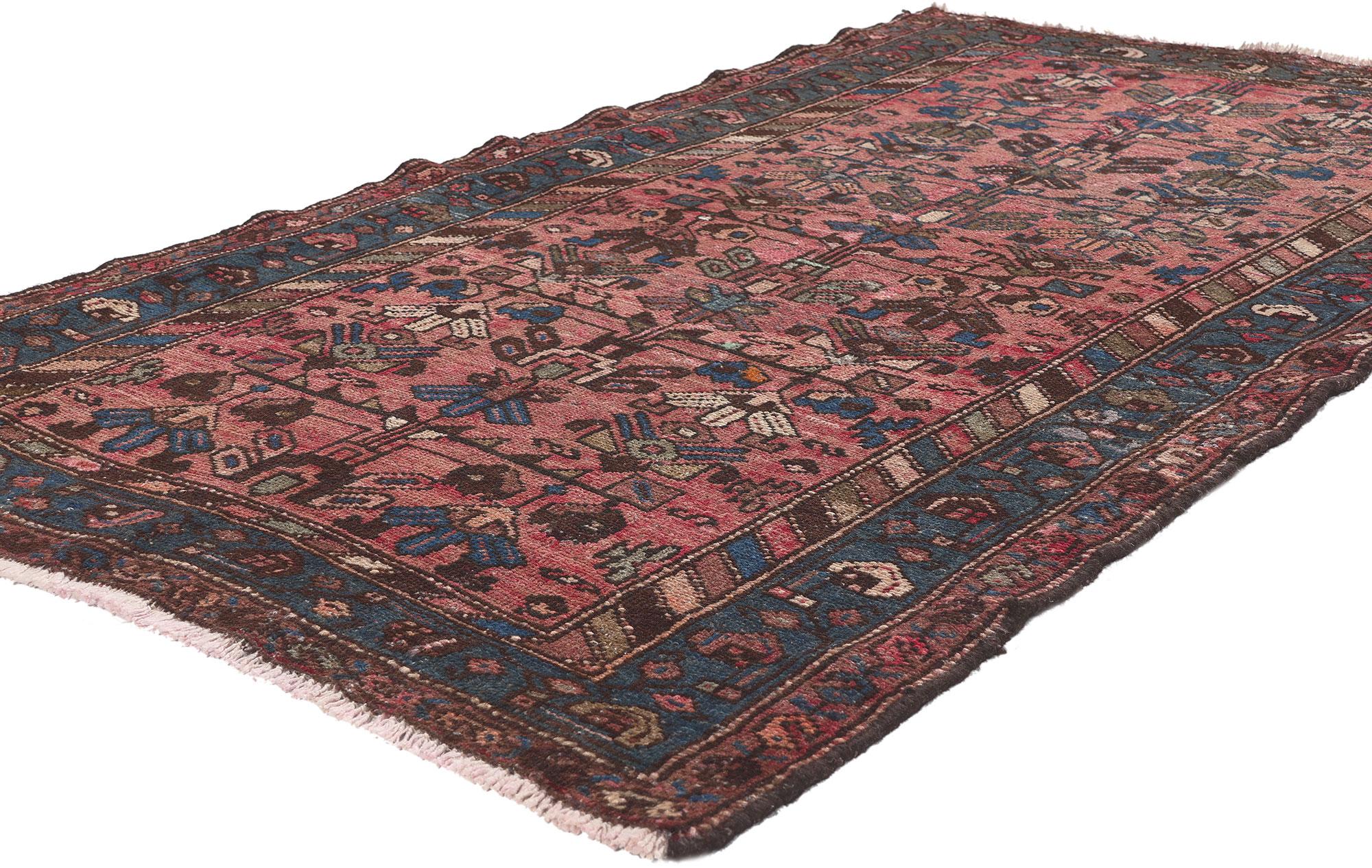61238 Antiker persischer Hussainabad-Hamadan-Teppich, 03'04 x 05'10. Dieser exquisite, handgeknüpfte antike persische Hussainabad-Hamadan-Teppich aus Wolle ist ein fesselndes Beispiel für traditionelle persische Handwerkskunst. Das Feld des Teppichs