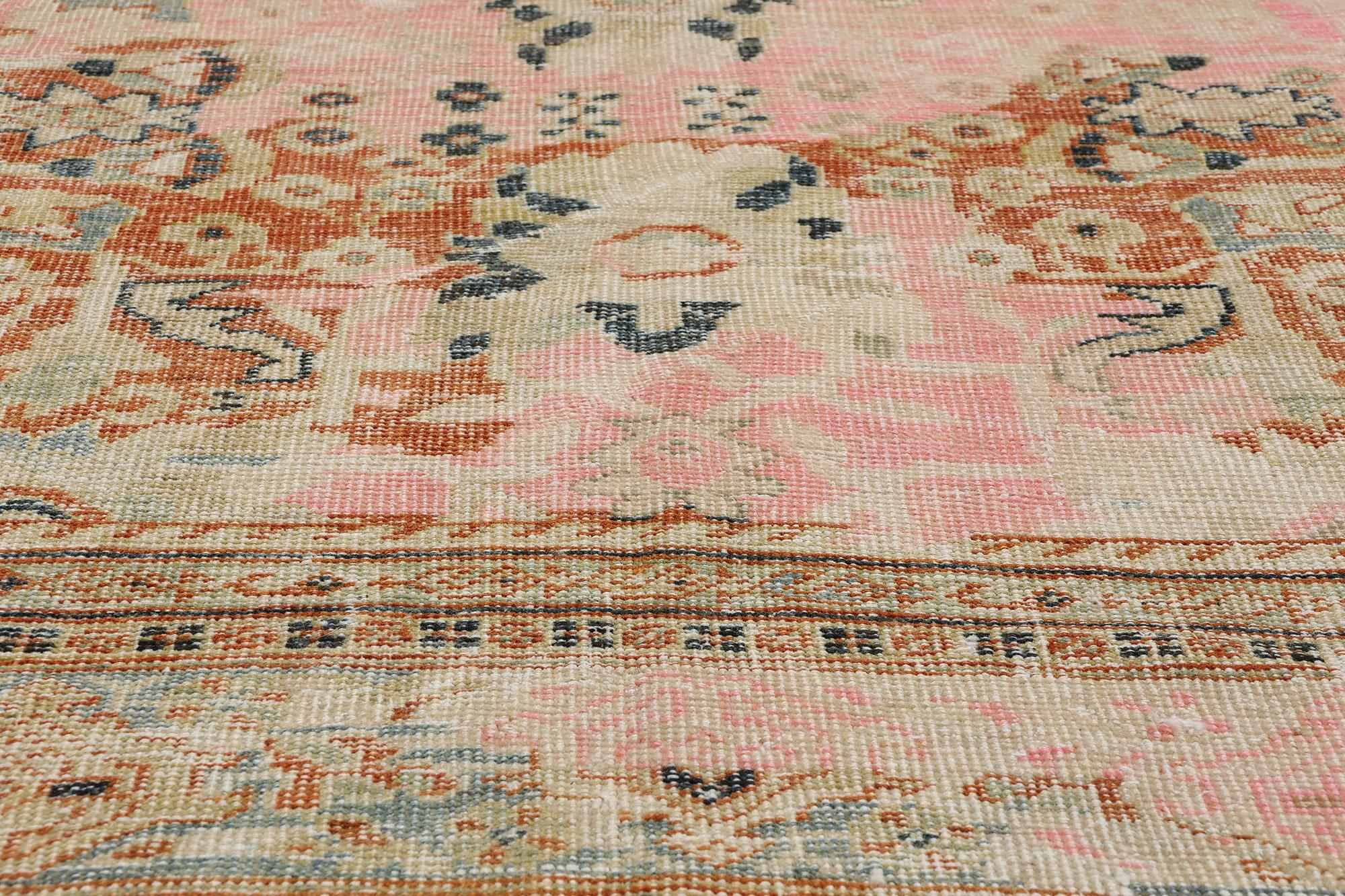 Antiker rosa persischer Sultanabad-Teppich im Zustand „Starke Gebrauchsspuren“ im Angebot in Dallas, TX
