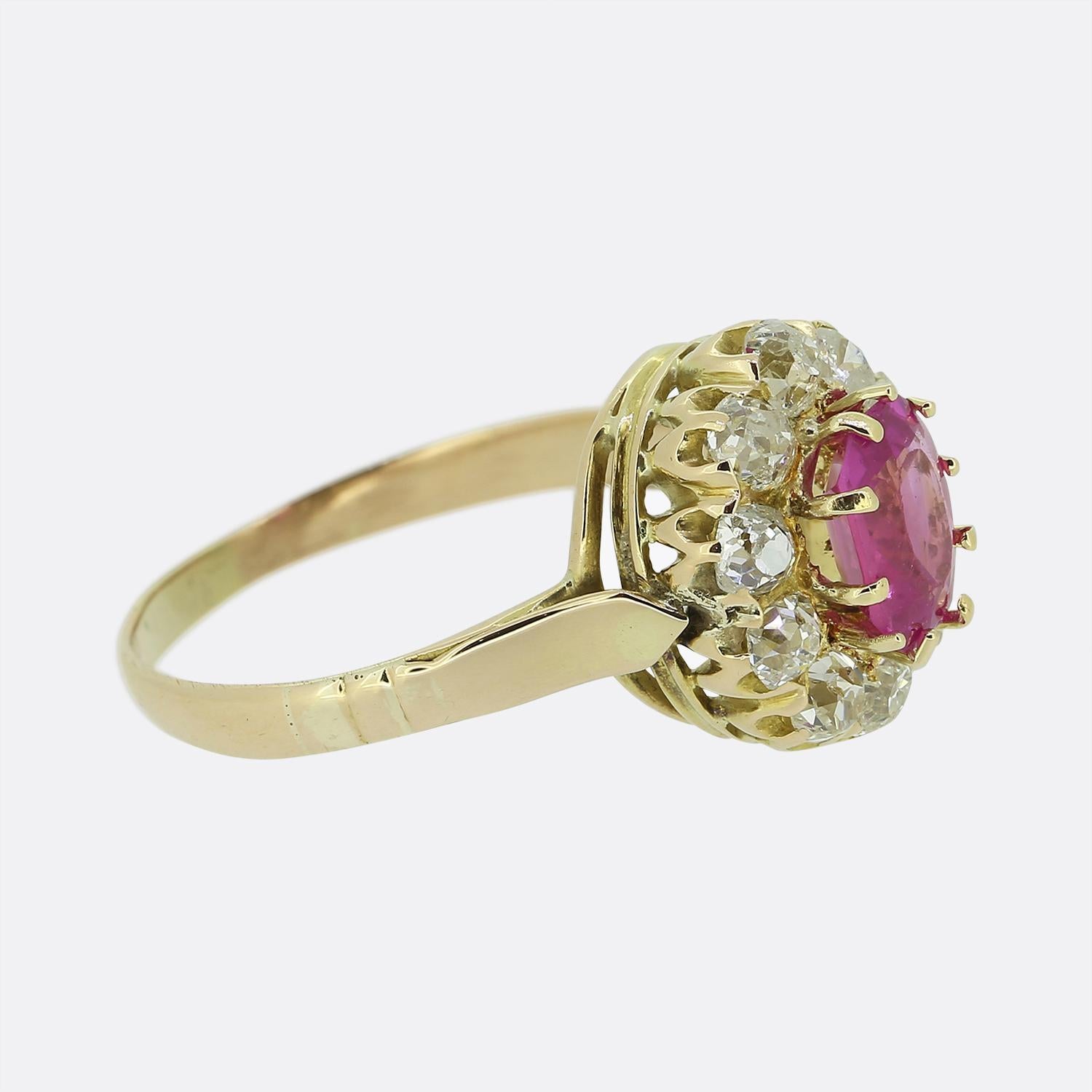 Taglio vecchia miniera Anello antico con zaffiro rosa e diamanti a grappolo in vendita