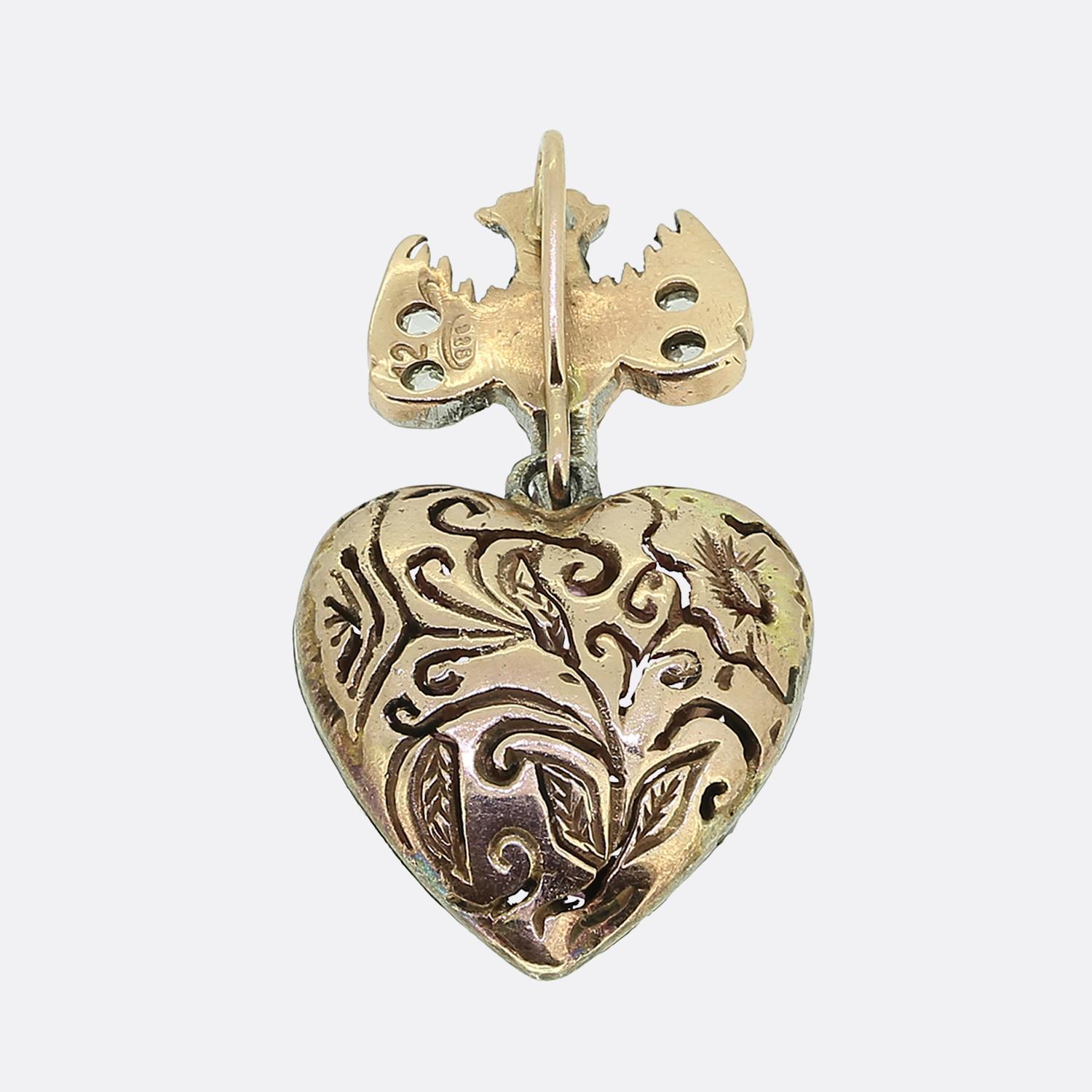 Nous avons ici un pendentif remarquable datant de la fin de la période géorgienne. Réalisé en argent doré, ce modèle présente une forme de cœur ornée de saphirs roses ronds facettés, créant un effet de mosaïque captivant. Au sommet du cœur, un motif