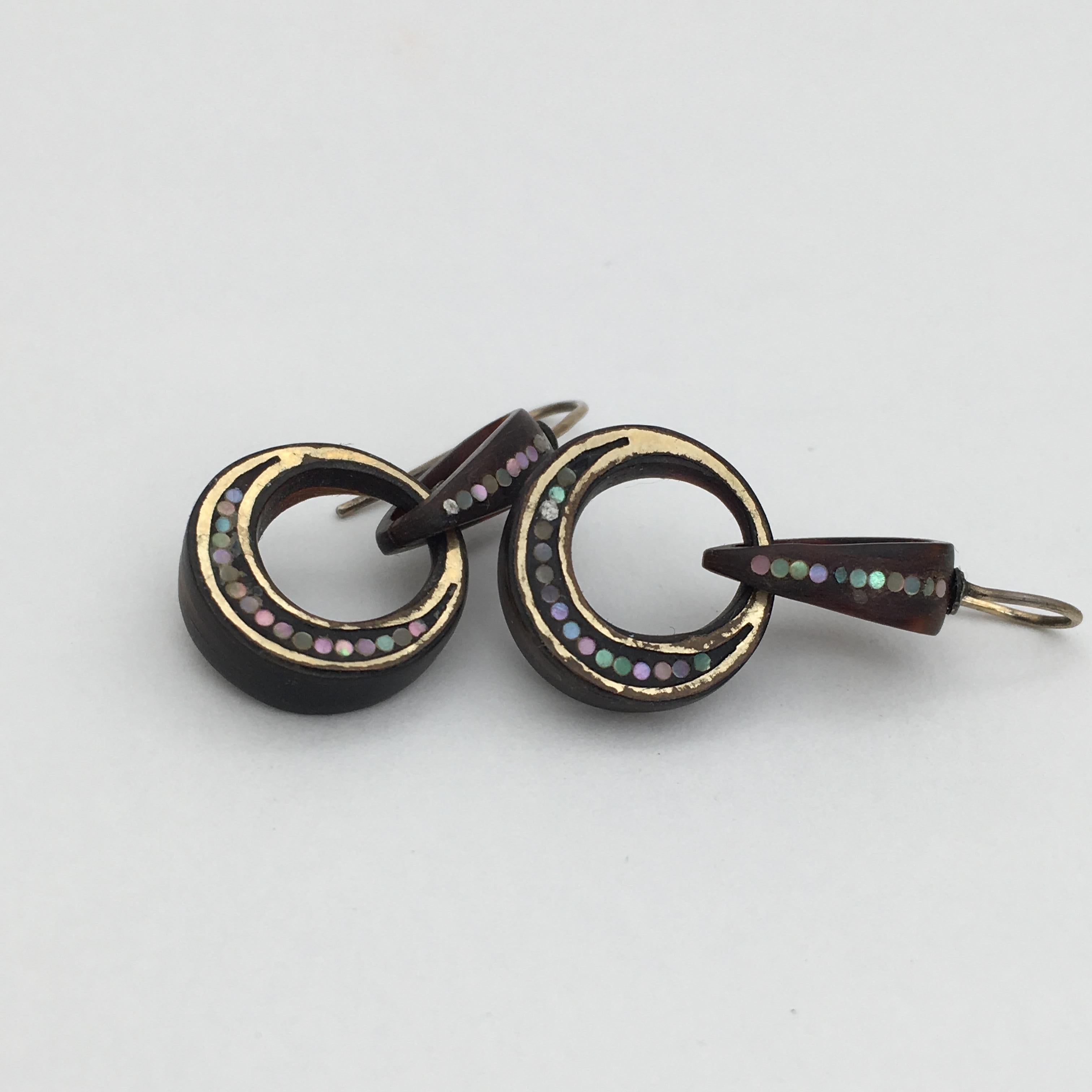 Antique Pique Drop Earrings Tortoiseshell Mother-of-Pearl Crescent Moon Hoops In Good Condition For Sale In London, GB