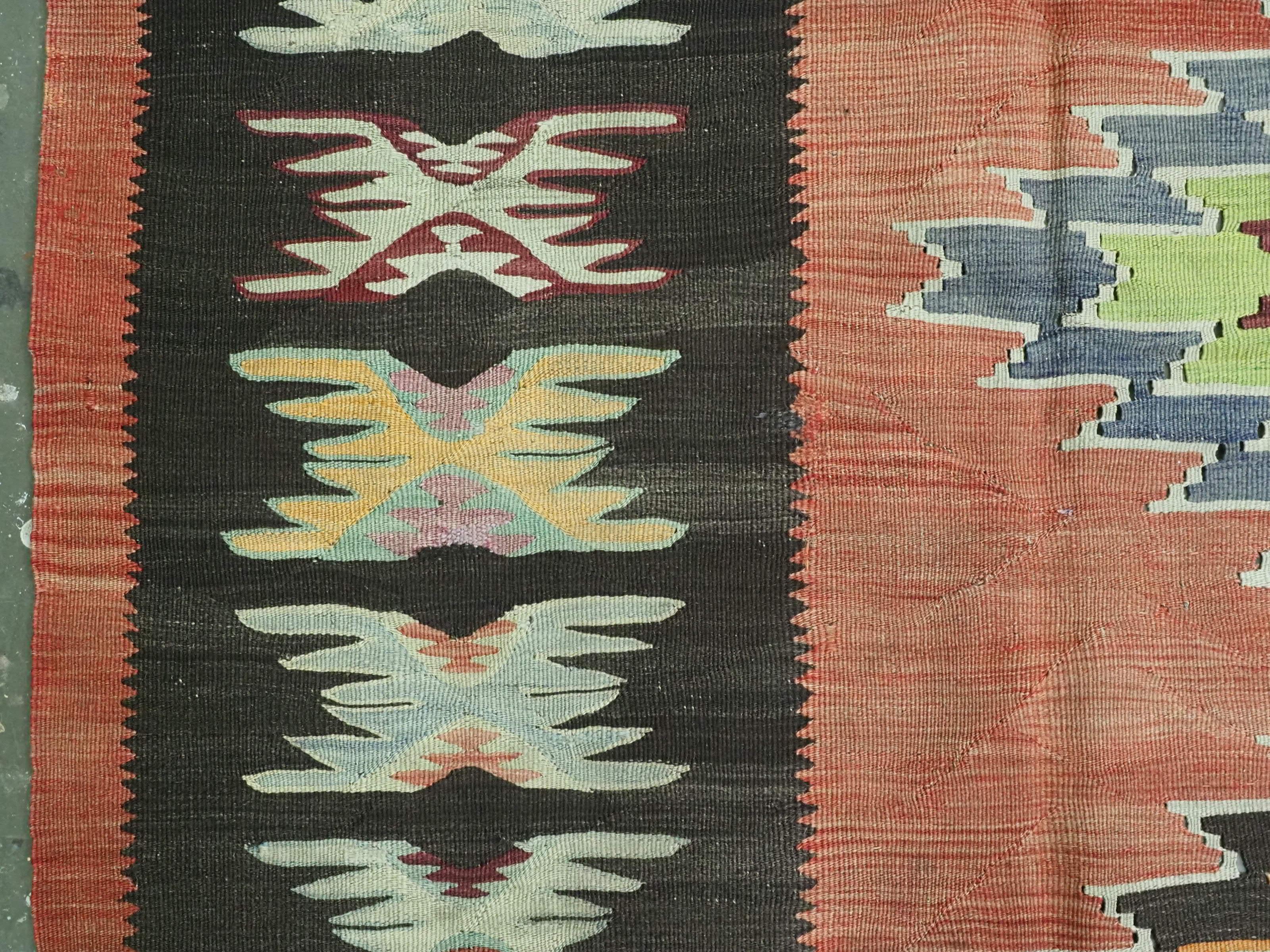 Antiker Pirot/Sarkoy-Kelim mit wiederholtem Rautenmedaillon-Muster, um 1920. im Angebot 1