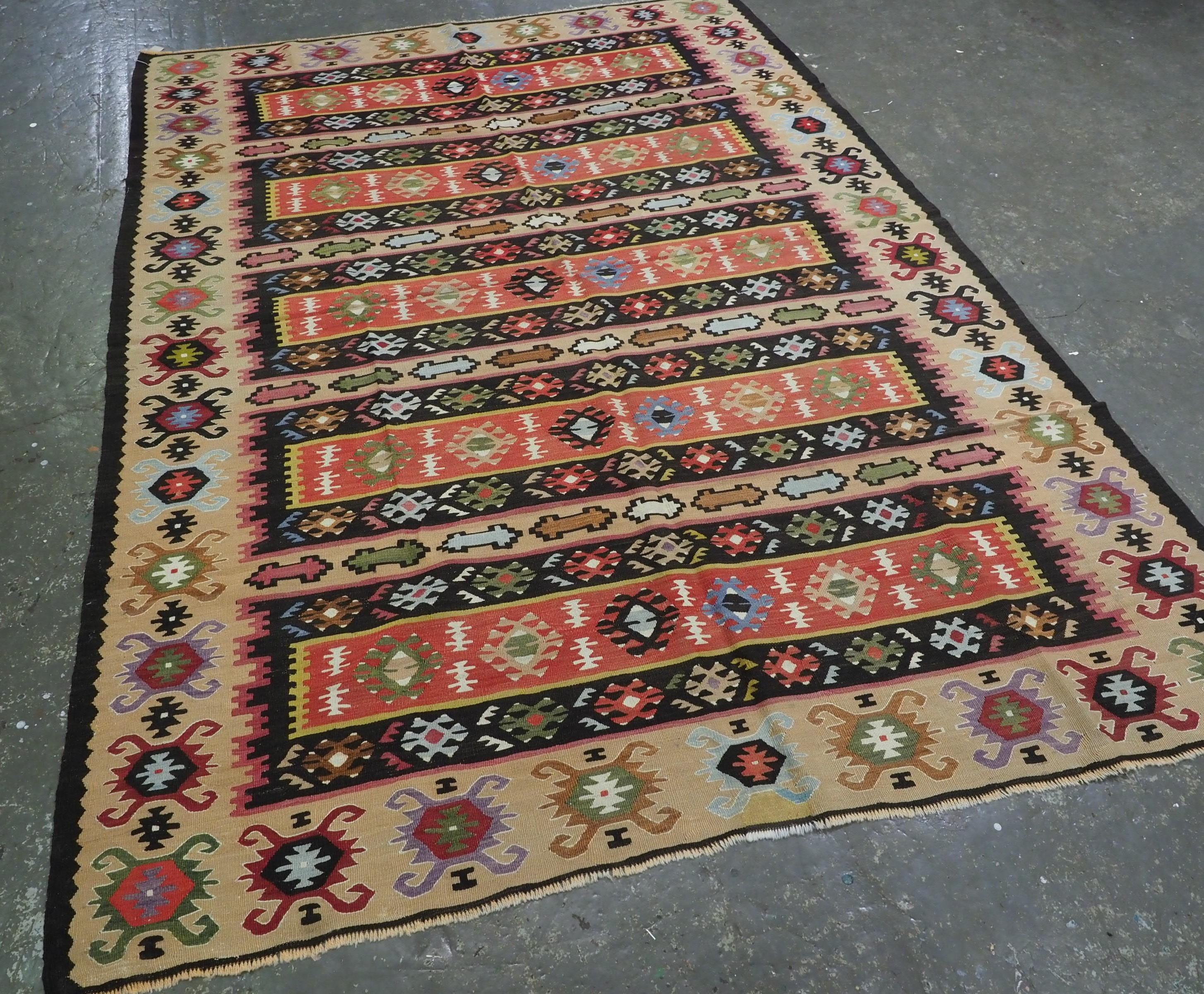 Taille : 7ft 11in x 5ft 10in (243 x 179cm).

Ancien kilim Pirot / Sarkoy au design traditionnel à bandes. Un kilim aux couleurs chaudes et douces..

Circa 1920.

Les kilims Pirot, également connus sous le nom de Sarkoy ou Sharkoy, sont originaires