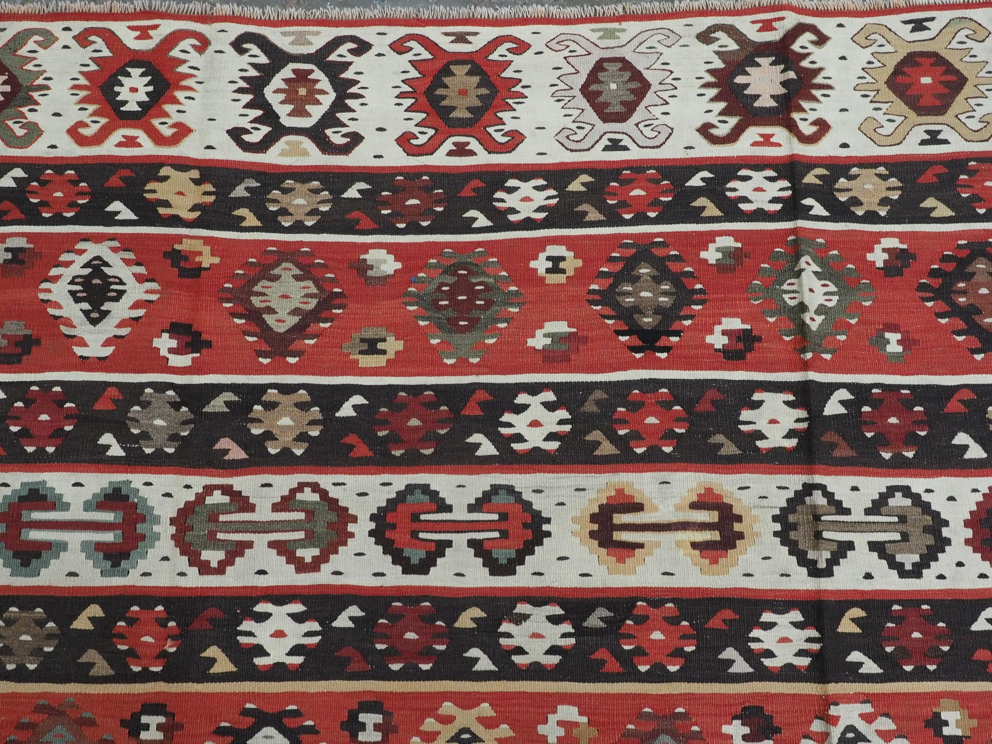 Ancien kilim Pirot / Sarkoy au design traditionnel à bandes, vers 1920. en vente 2