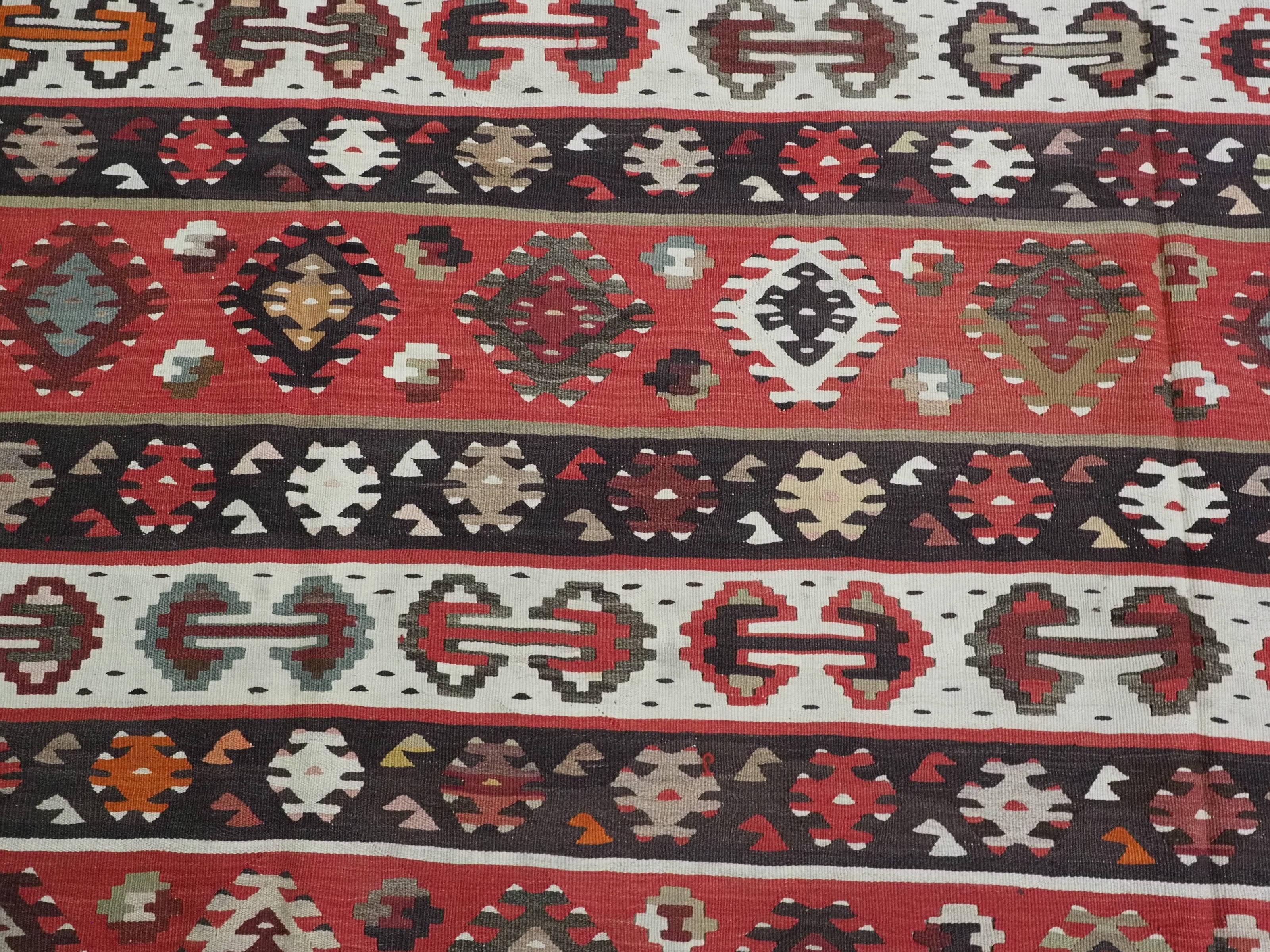 Ancien kilim Pirot / Sarkoy au design traditionnel à bandes, vers 1920. en vente 3