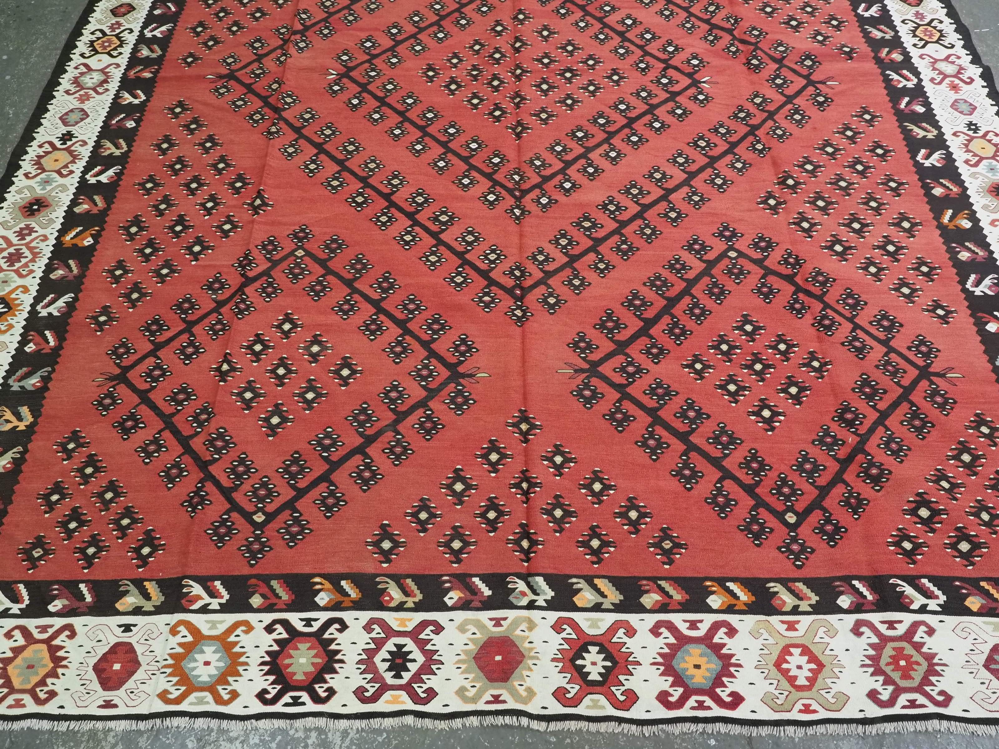 Antique Pirot/ Sarkoy kilim of traditional design & large room size, circa 1920. In Good Condition For Sale In Moreton-In-Marsh, GB