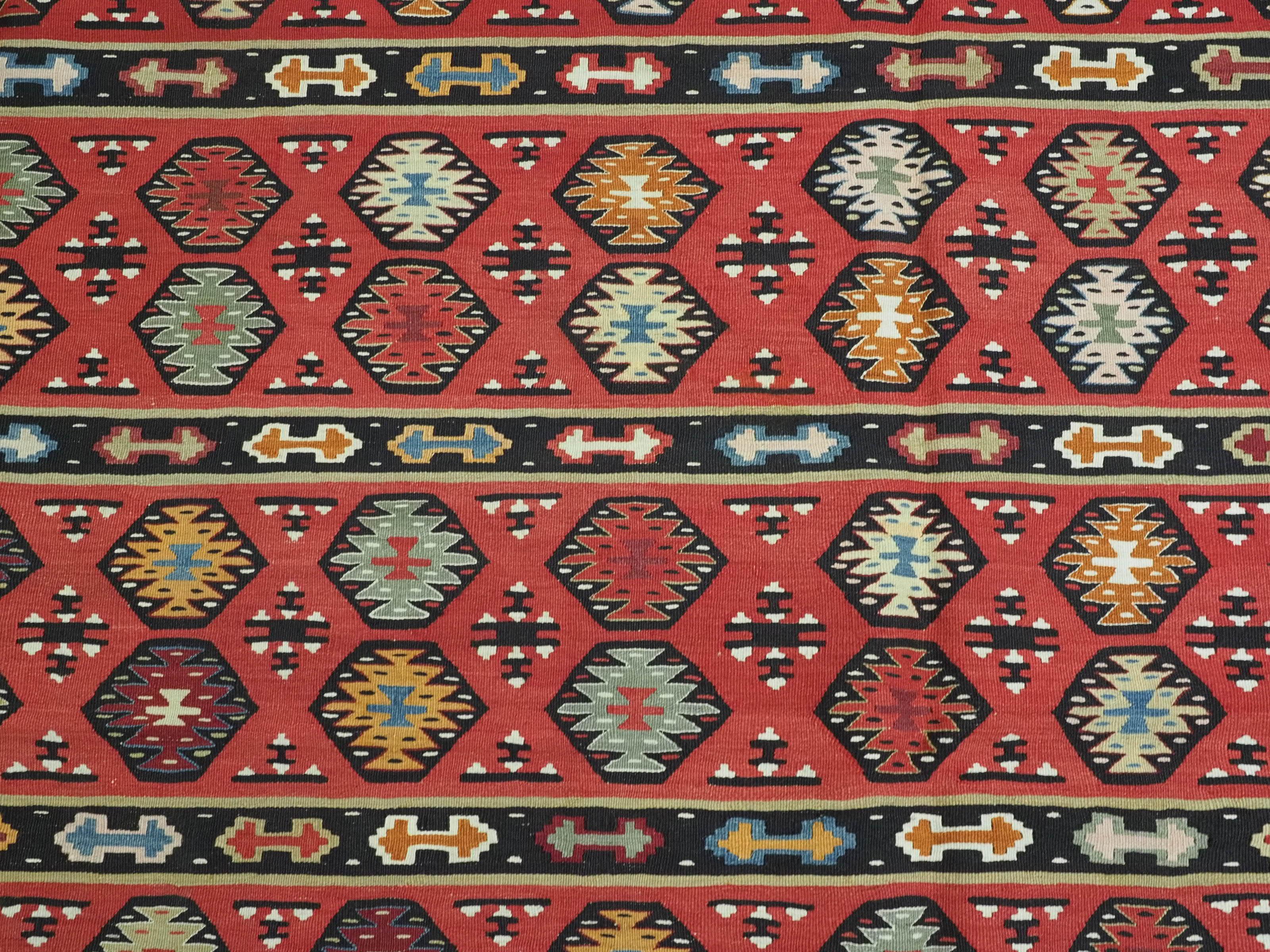 Antiker Pirot-/Sarkoy-Kelim mit traditionellem, fein gebändertem Muster, um 1920. im Angebot 3