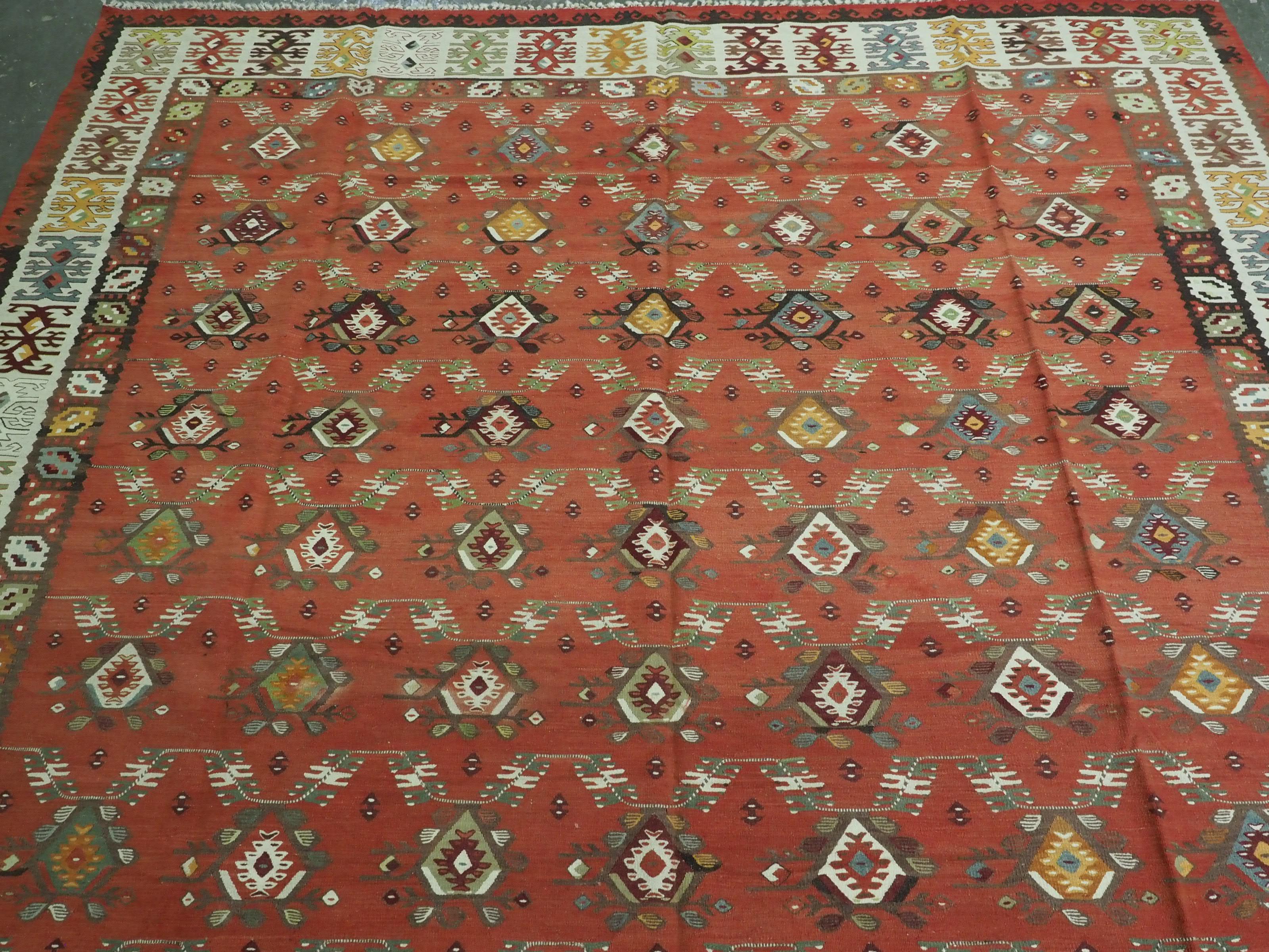Caucasien Ancien kilim Pirot / Sarkoy à motifs répétitifs traditionnels, vers 1920 en vente