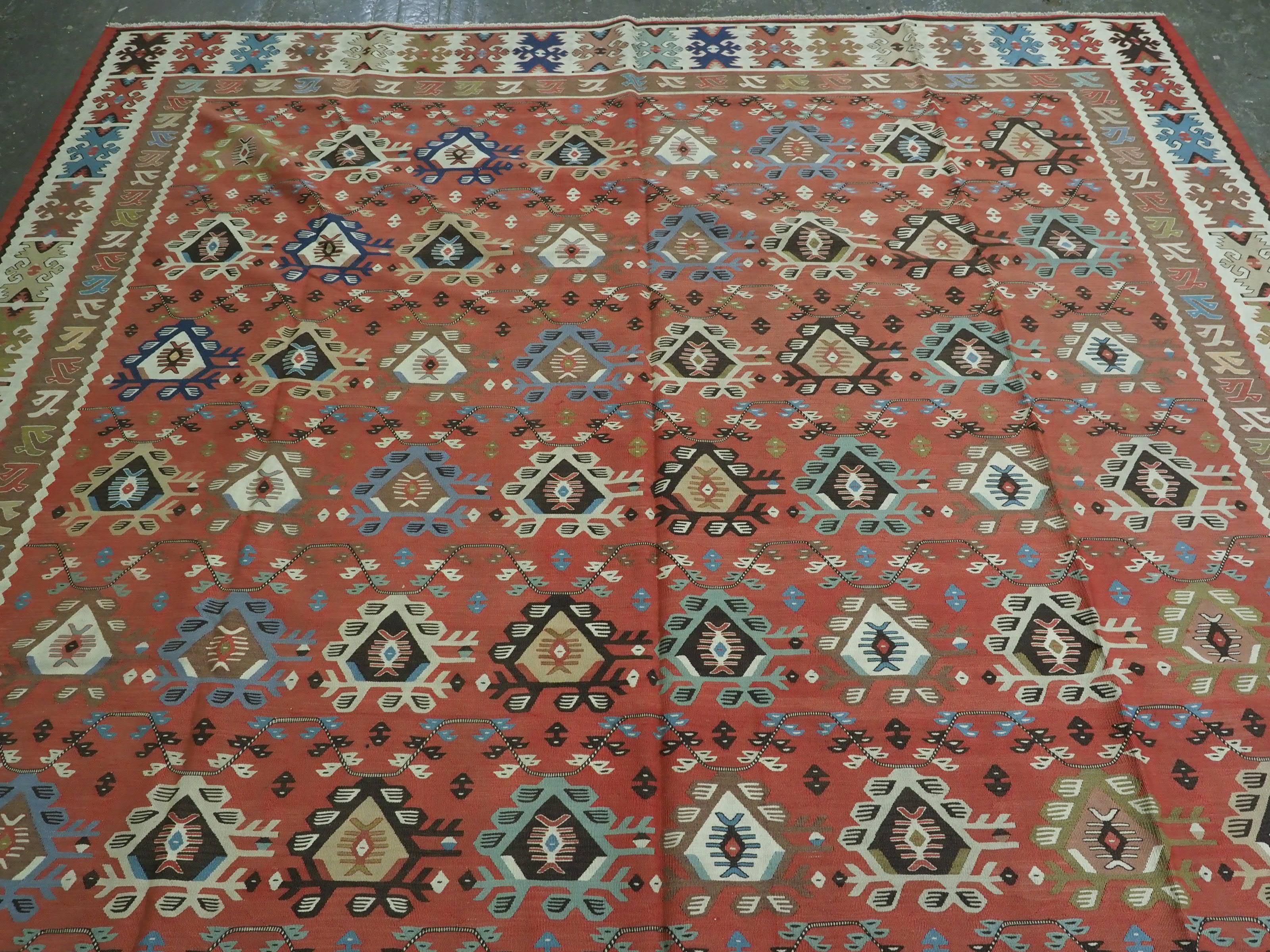 Antique Pirot / Sarkoy kilim of traditional repeat design, circa 1920. In Good Condition For Sale In Moreton-In-Marsh, GB