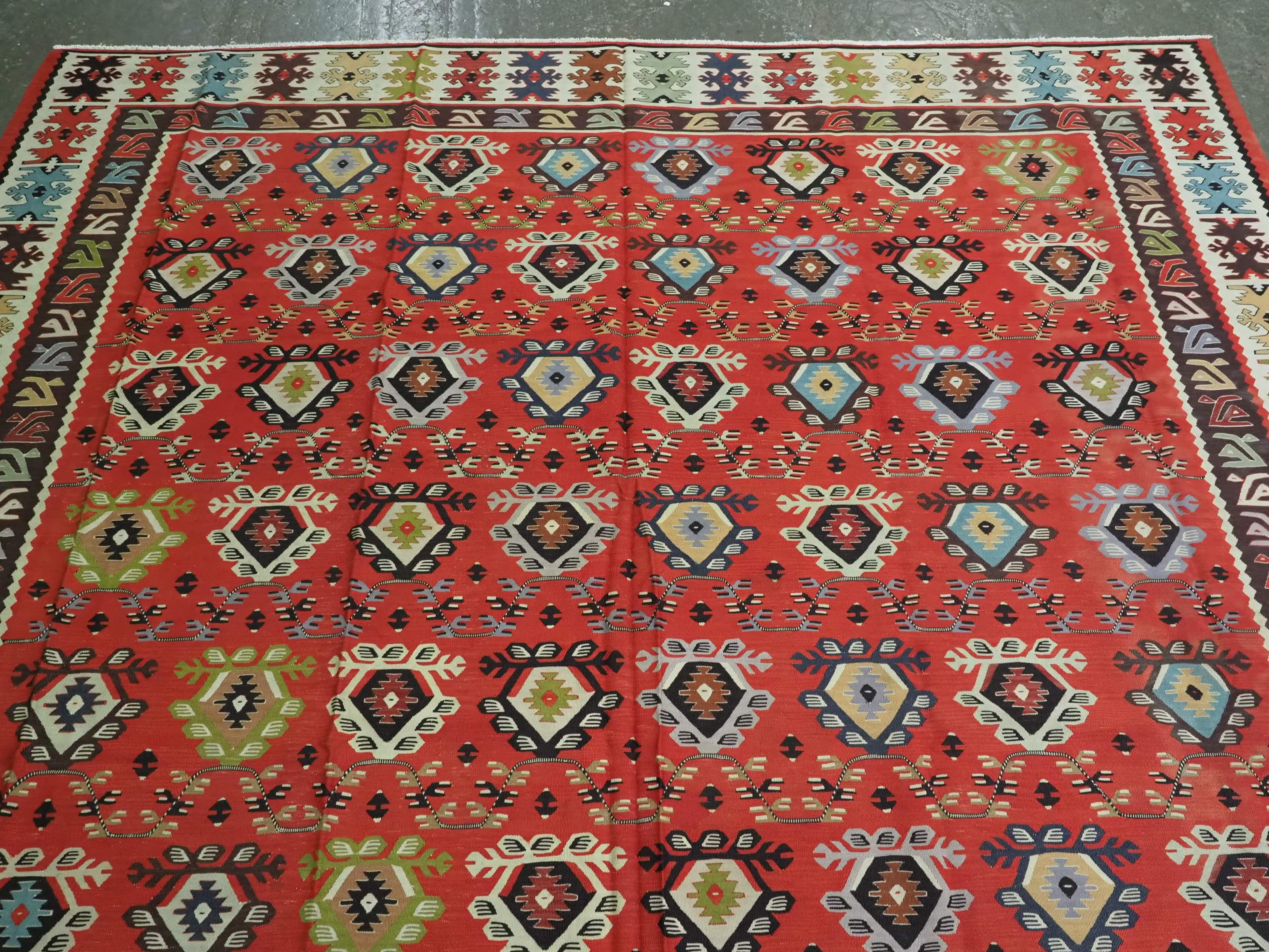 Caucasien Ancien kilim Pirot / Sarkoy à motifs répétitifs traditionnels, vers 1920. en vente