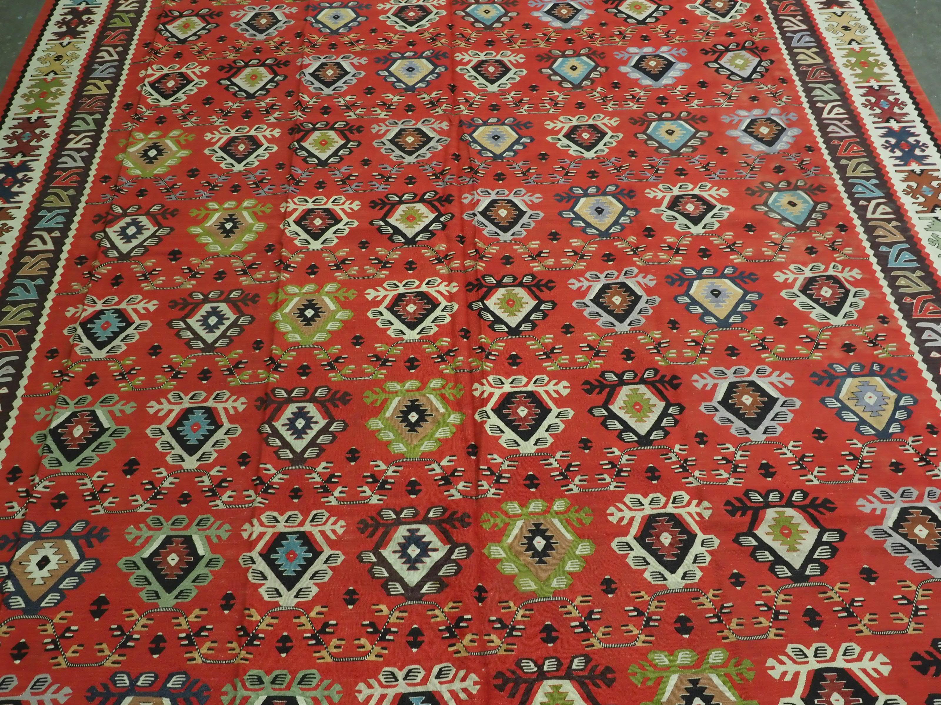 Antique Pirot / Sarkoy kilim of traditional repeat design, circa 1920. In Good Condition For Sale In Moreton-In-Marsh, GB