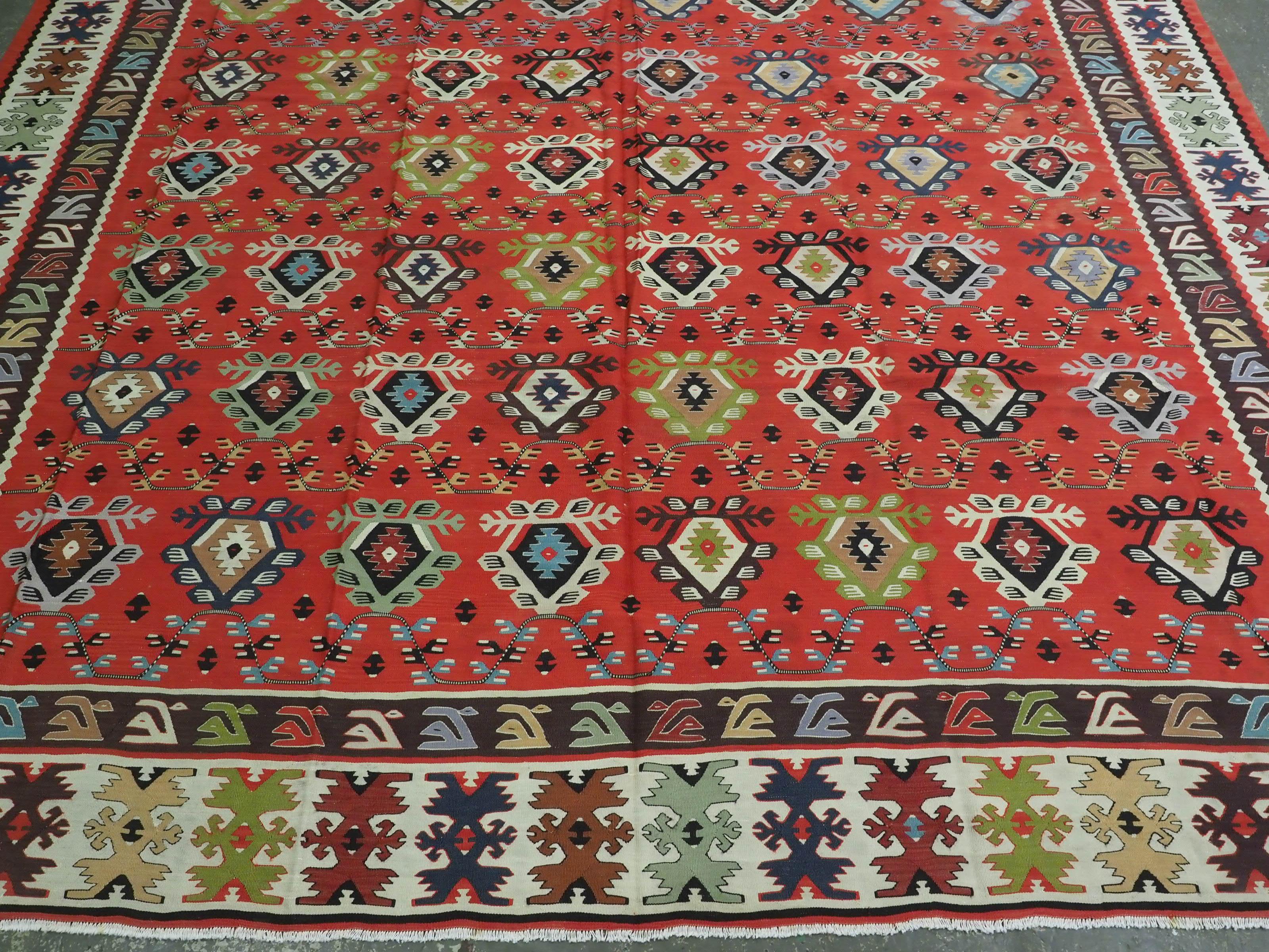 Début du 20ème siècle Ancien kilim Pirot / Sarkoy à motifs répétitifs traditionnels, vers 1920. en vente