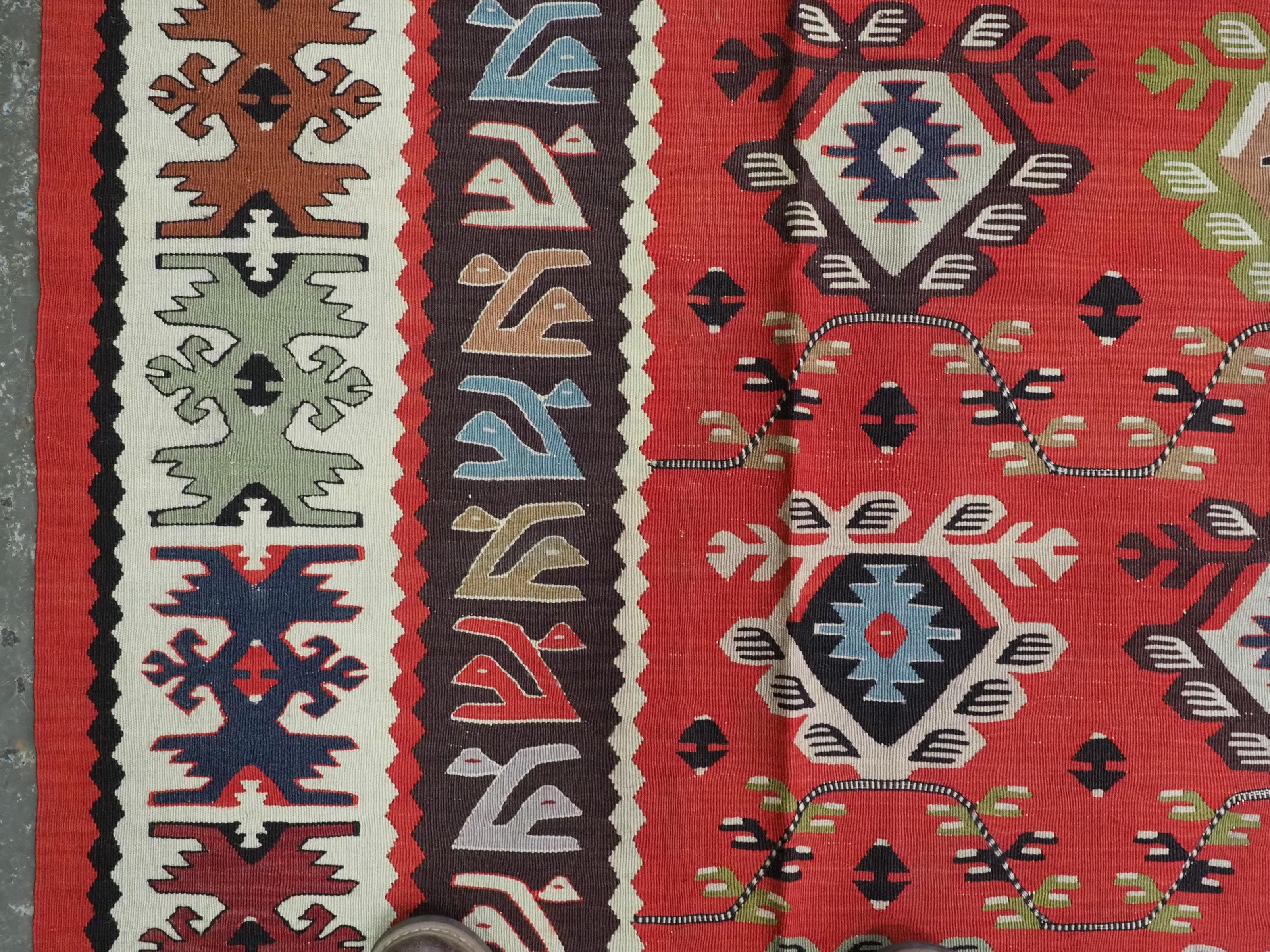 Ancien kilim Pirot / Sarkoy à motifs répétitifs traditionnels, vers 1920. en vente 1