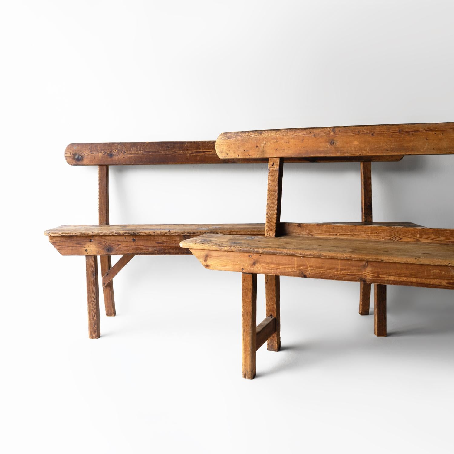 BANC EN BOIS ANTIQUE

Fabriqué en pitch-pin avec des lignes simples.

Originaire d'une usine textile.

Datant du début du 20ème siècle vers 1900-1920.

Il est en très bon état vintage, le banc est solide et robuste et les articulations sont sûres.