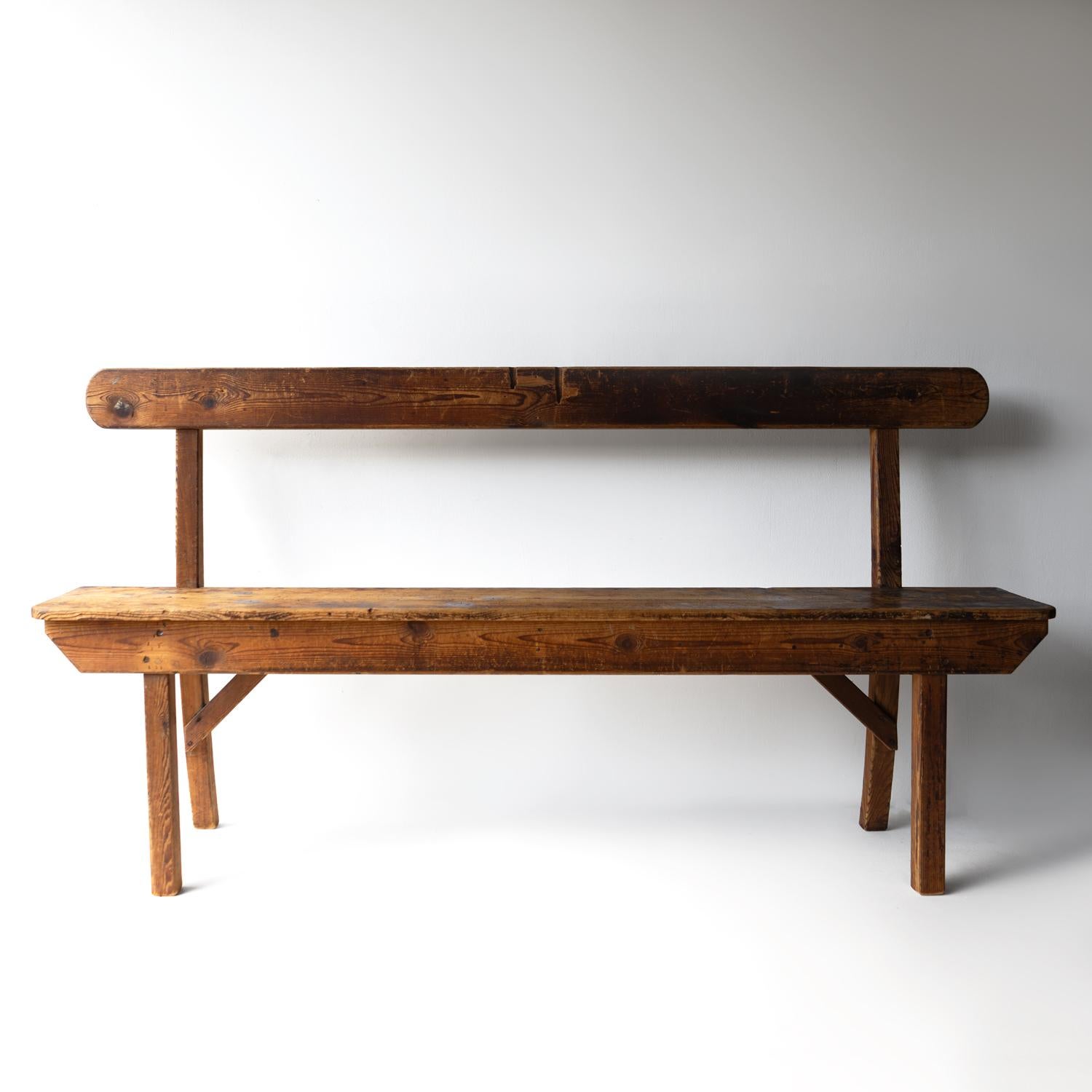 BANC EN BOIS ANTIQUE

Fabriqué en pitch-pin avec des lignes simples.

Originaire d'une usine textile.

Datant du début du 20ème siècle vers 1900-1920.

Il est en très bon état vintage, le banc est solide et robuste et les articulations sont sûres.