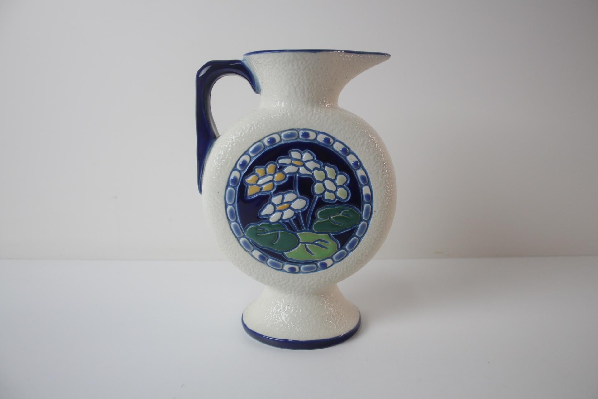 
Magnifique pichet ou amphore en céramique avec motif floral sur base texturée
Bon état d'origine.