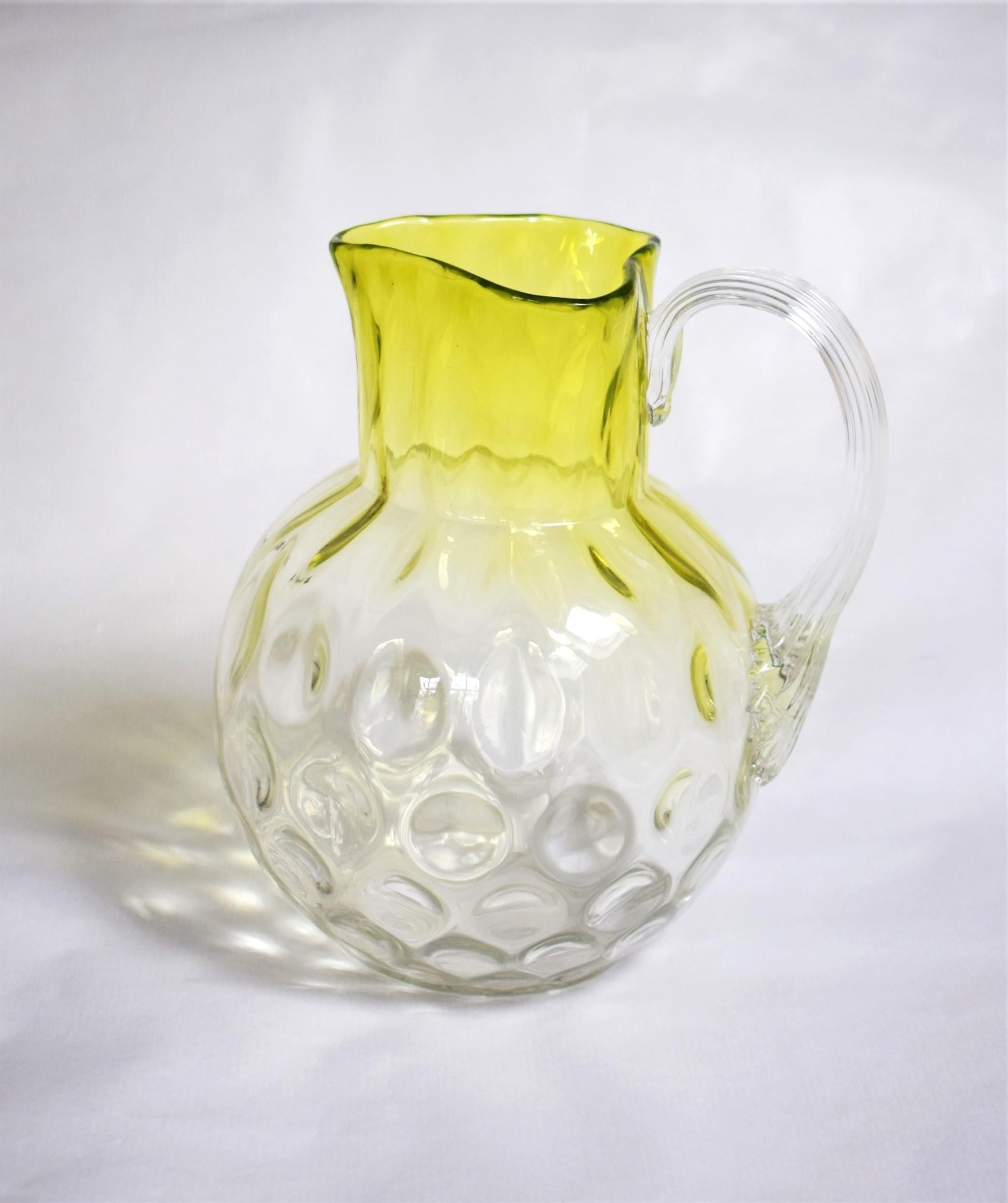 Äußerst seltener Krug von Koloman Moser für die Wiener Werkstätte. Farbloses Glas, grünliche Abstufung von oben nach unten; optisch geblasen. Meteor-Muster. Hergestellt von Adolf Meyrs Neffen für E. Bakalowits Söhne - vertrieben von der Wiener