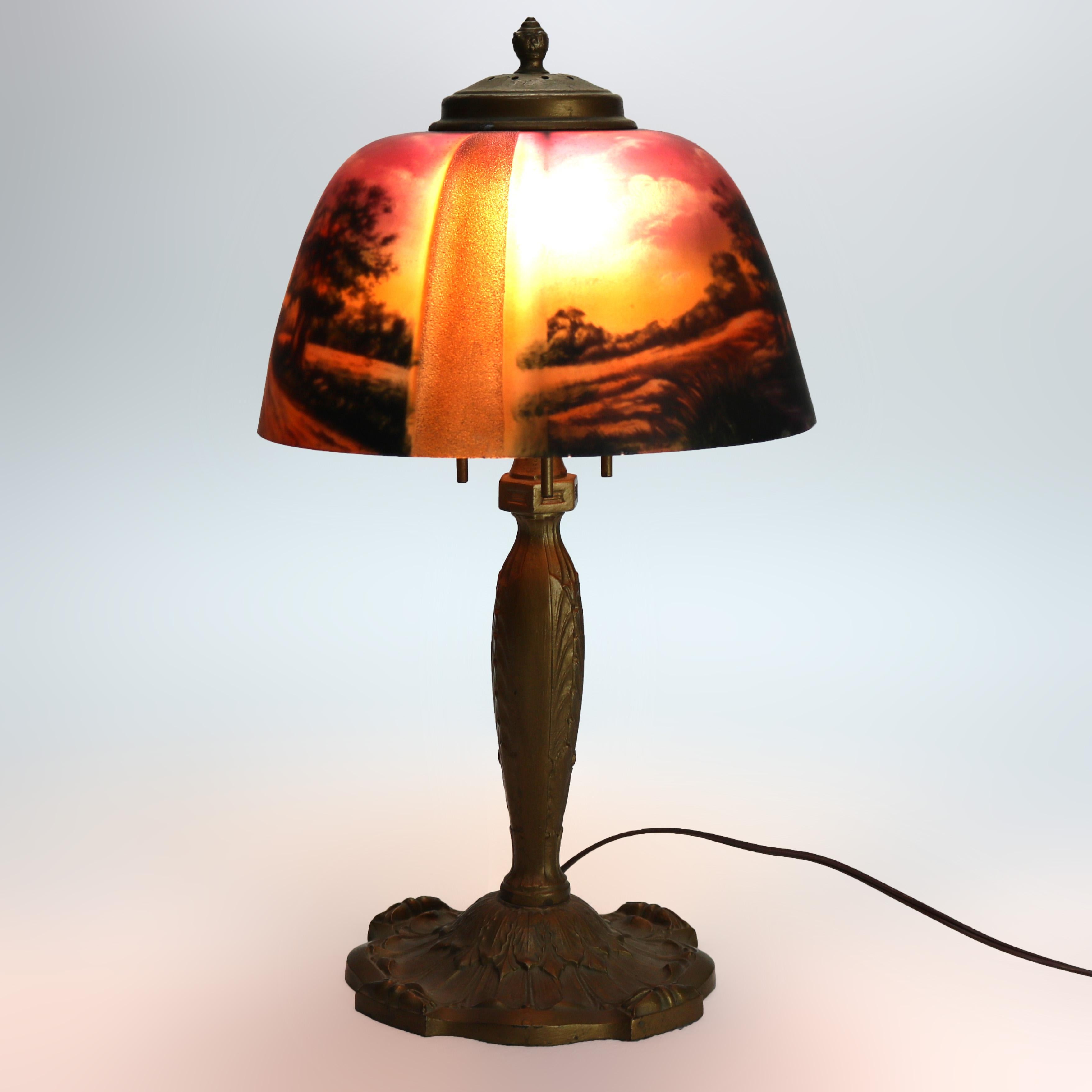 Antica lampada da tavolo Pittsburg in lino Foldes dipinta a rovescio con paesaggio C1920 In condizioni buone in vendita a Big Flats, NY