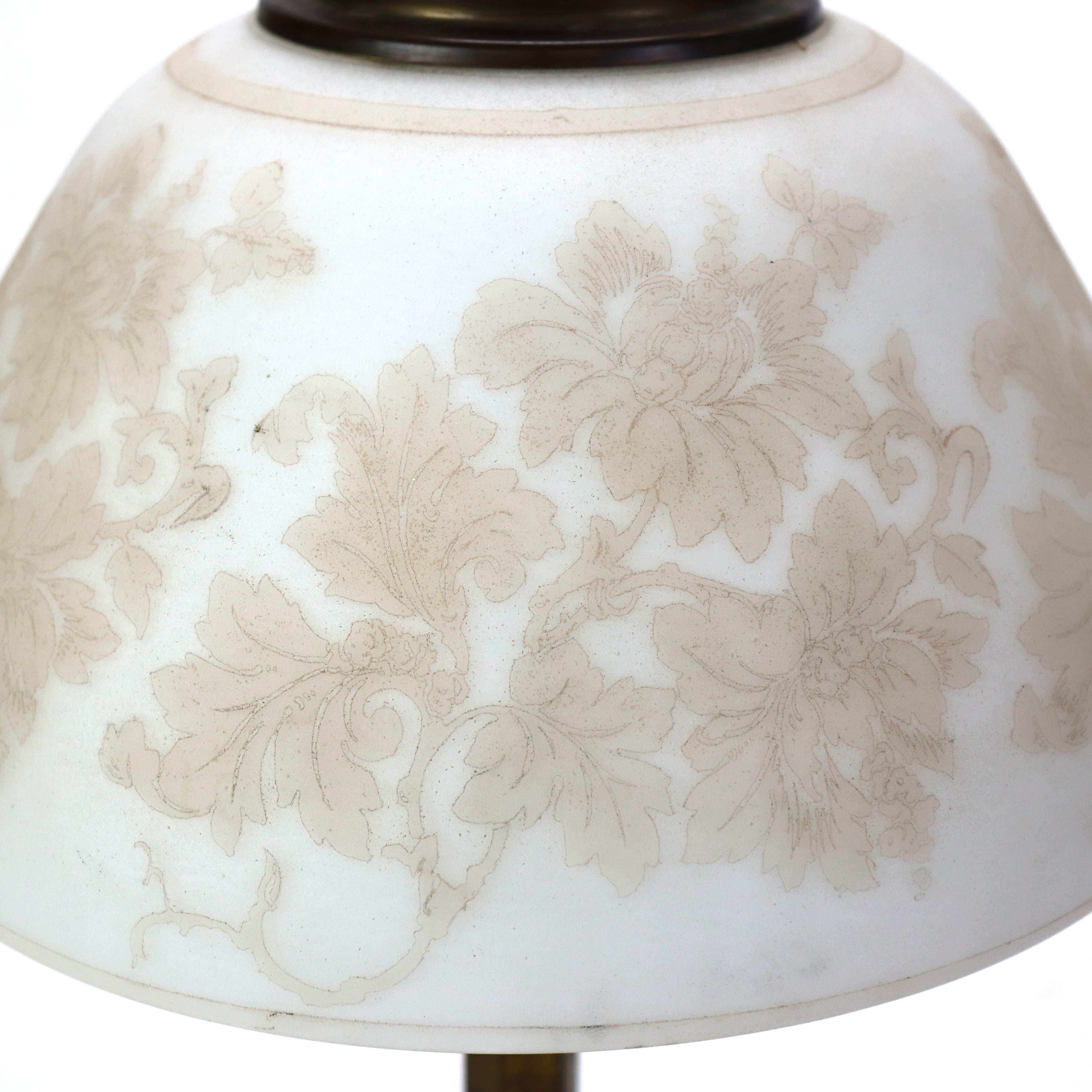 Antigua lámpara de mesa Pittsburg con pantalla de cristal grabado al ácido con motivos florales C1920 (17 1/2