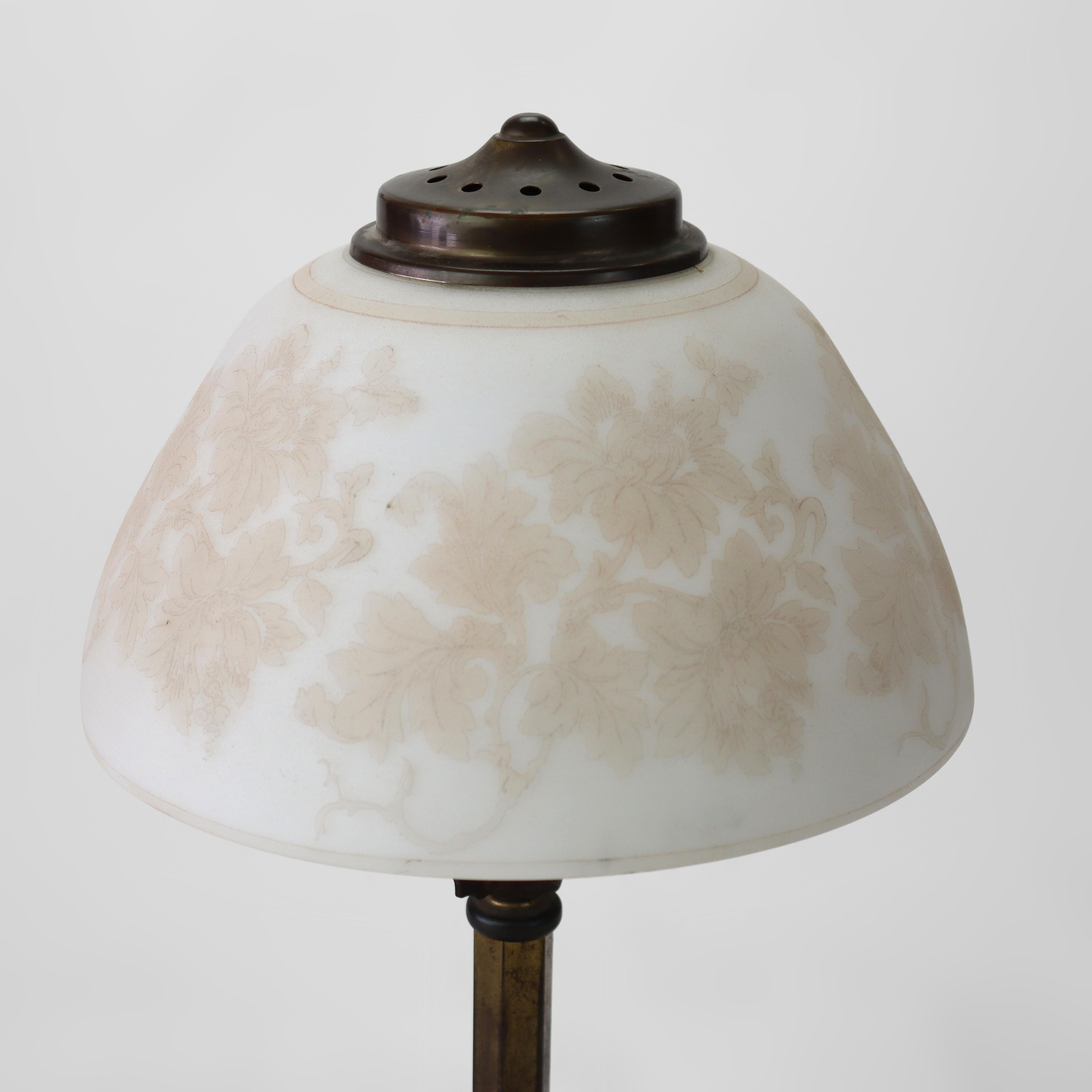 Antigua lámpara de mesa Pittsburg con pantalla de cristal grabado al ácido c1920 siglo XX en venta