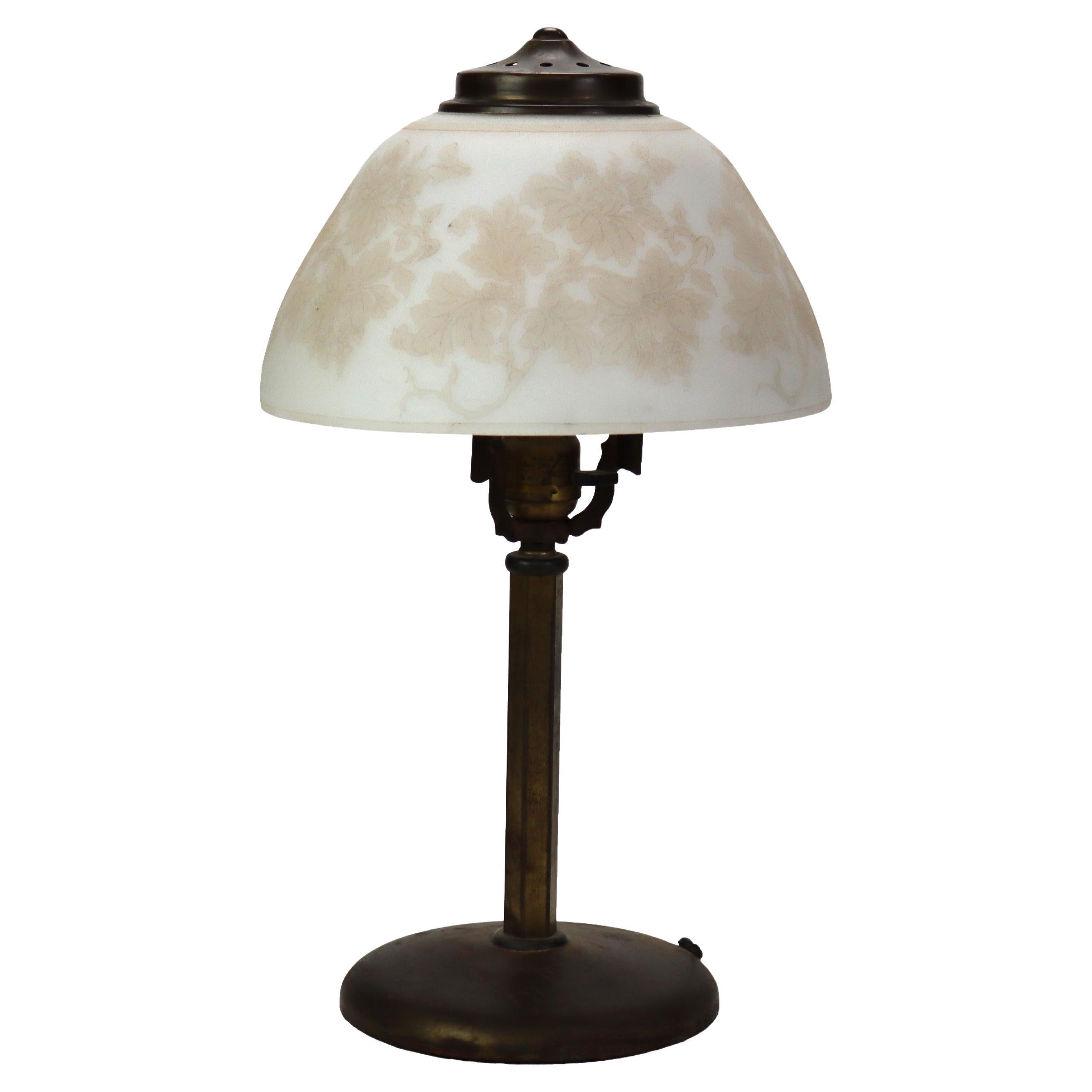 Lampada da tavolo antica Pittsburg con paralume floreale in vetro acidato c1920