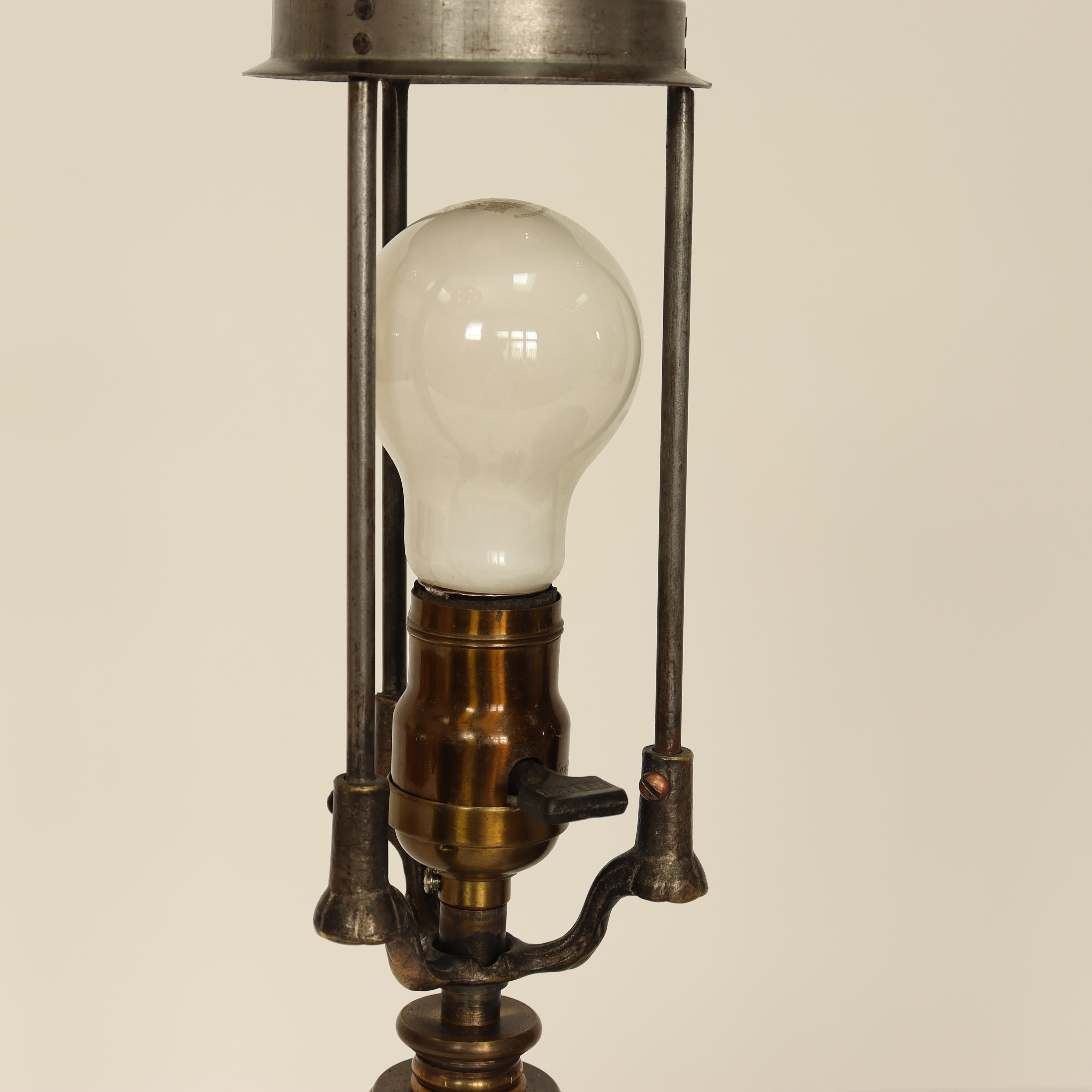 Lampe de table antique de Pittsburgh avec abat-jour en glace ébréchée verte CIRCA, circa 1920 en vente 4