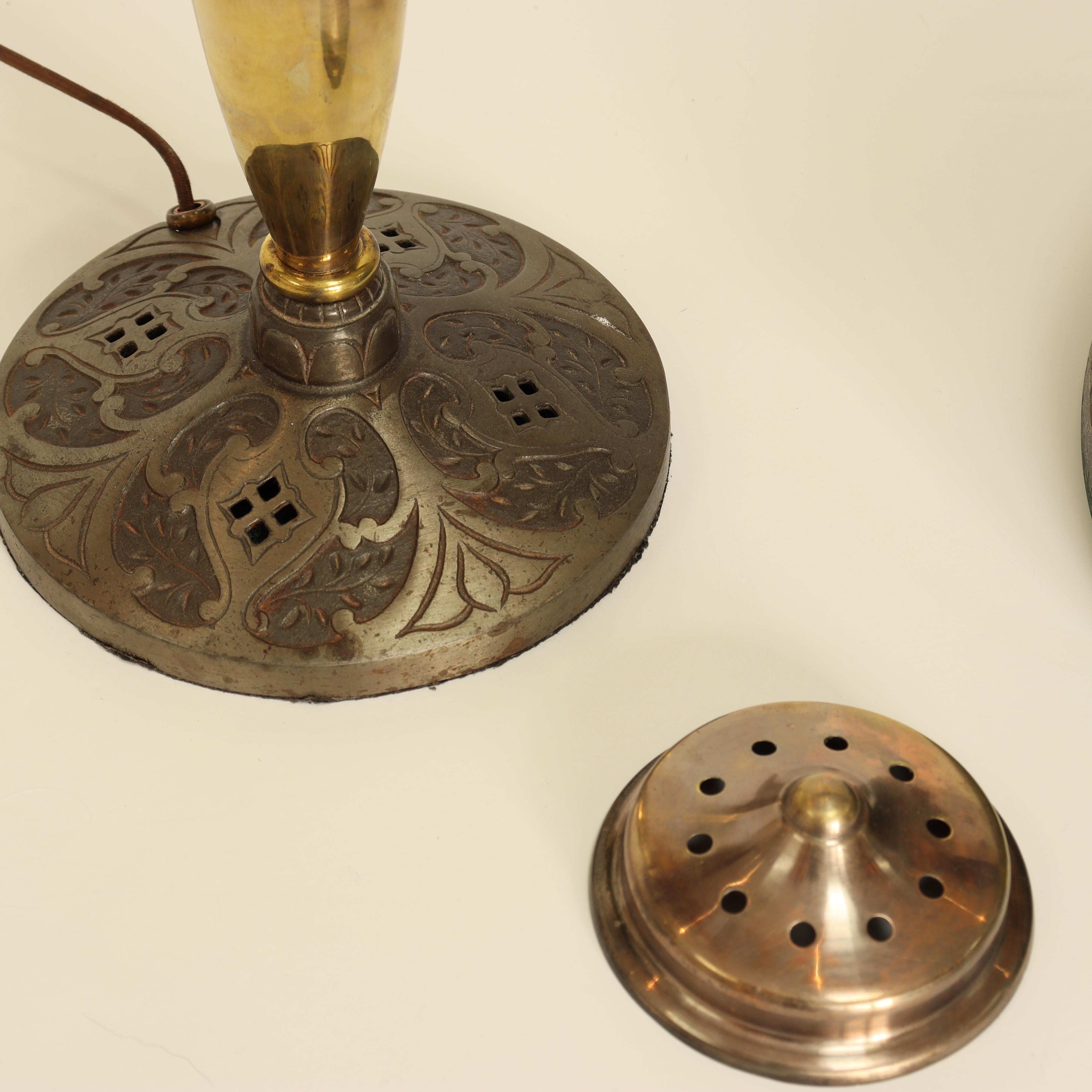 Lampe de table antique de Pittsburgh avec abat-jour en glace ébréchée verte CIRCA, circa 1920 en vente 5