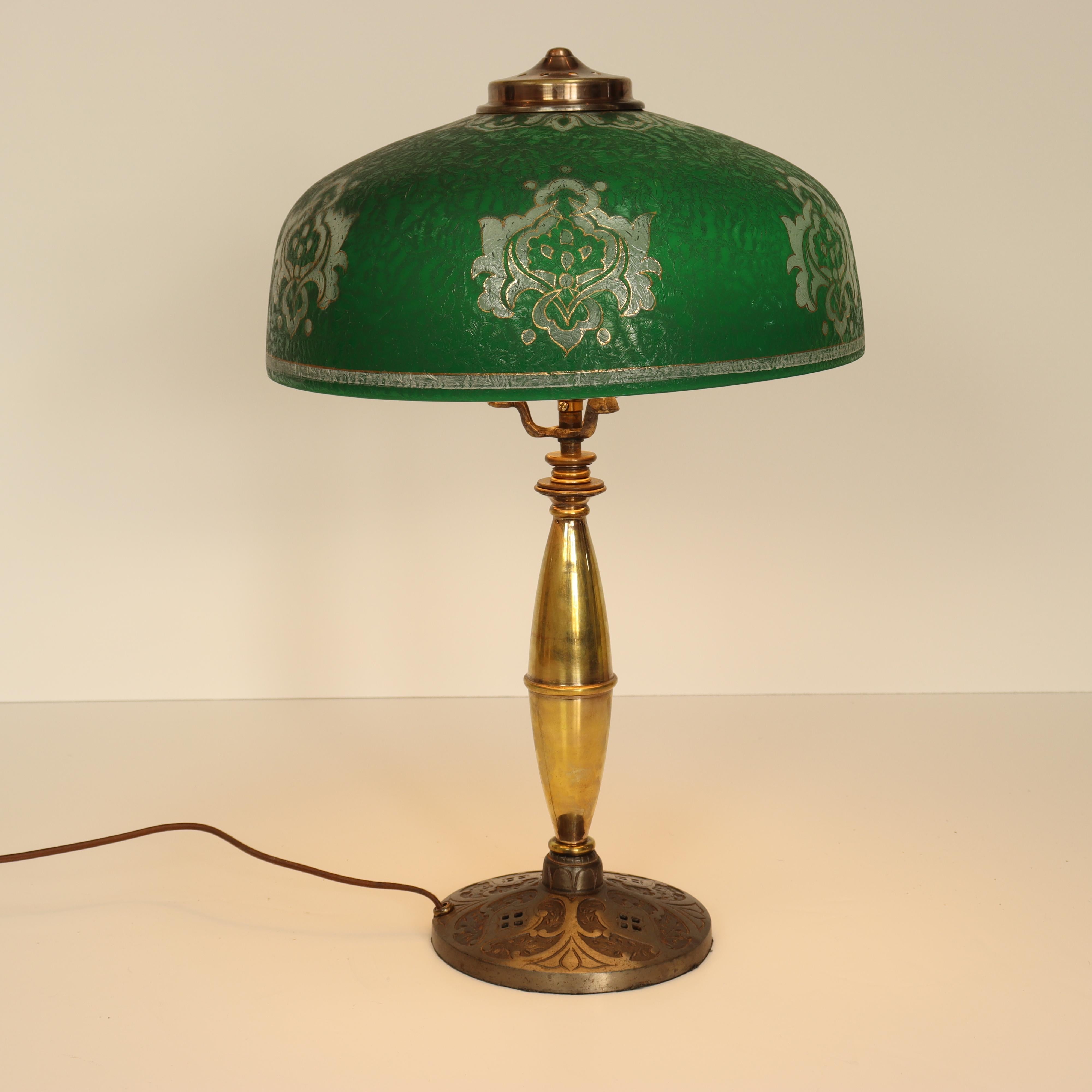 Circa 1920 Lampe de table de Pittsburgh avec abat-jour en glace ébréchée verte ciselée

Age:1950 - Aujourd'hui

Design/One : Arts & Crafts

MATERIAL : Laiton et verre

Dimensions générales : Hauteur totale  21 3/4