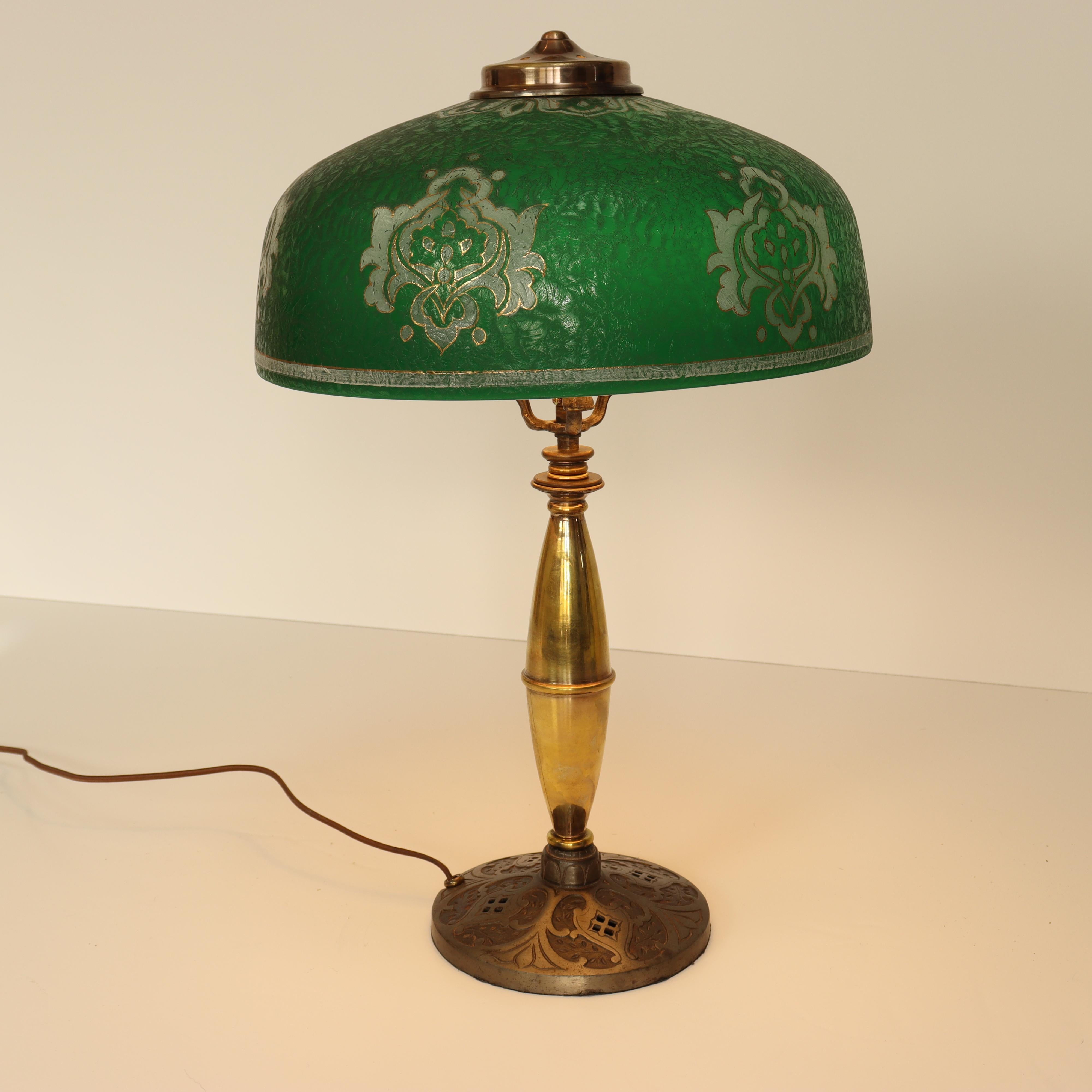 Arts and Crafts Lampe de table antique de Pittsburgh avec abat-jour en glace ébréchée verte CIRCA, circa 1920 en vente