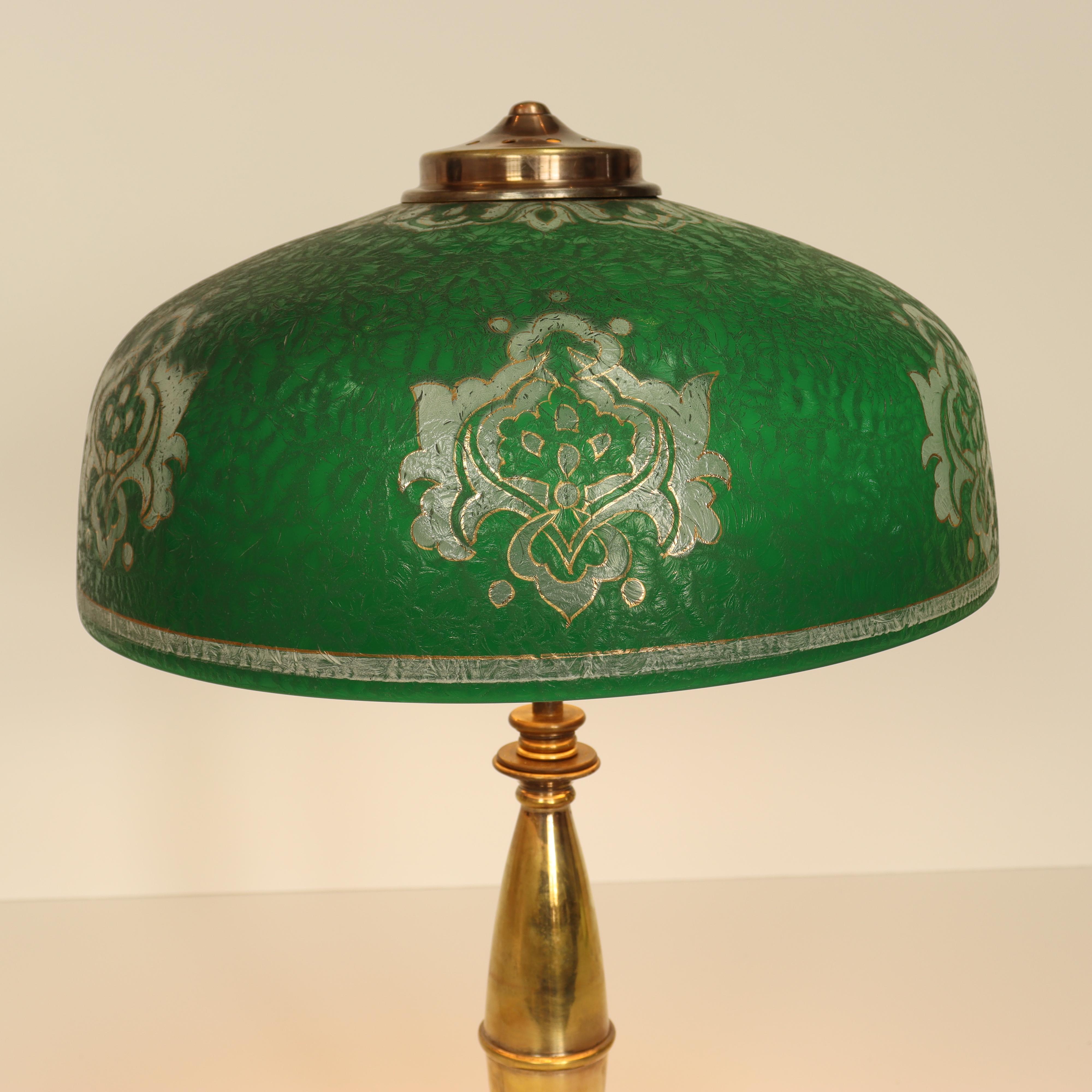 Américain Lampe de table antique de Pittsburgh avec abat-jour en glace ébréchée verte CIRCA, circa 1920 en vente