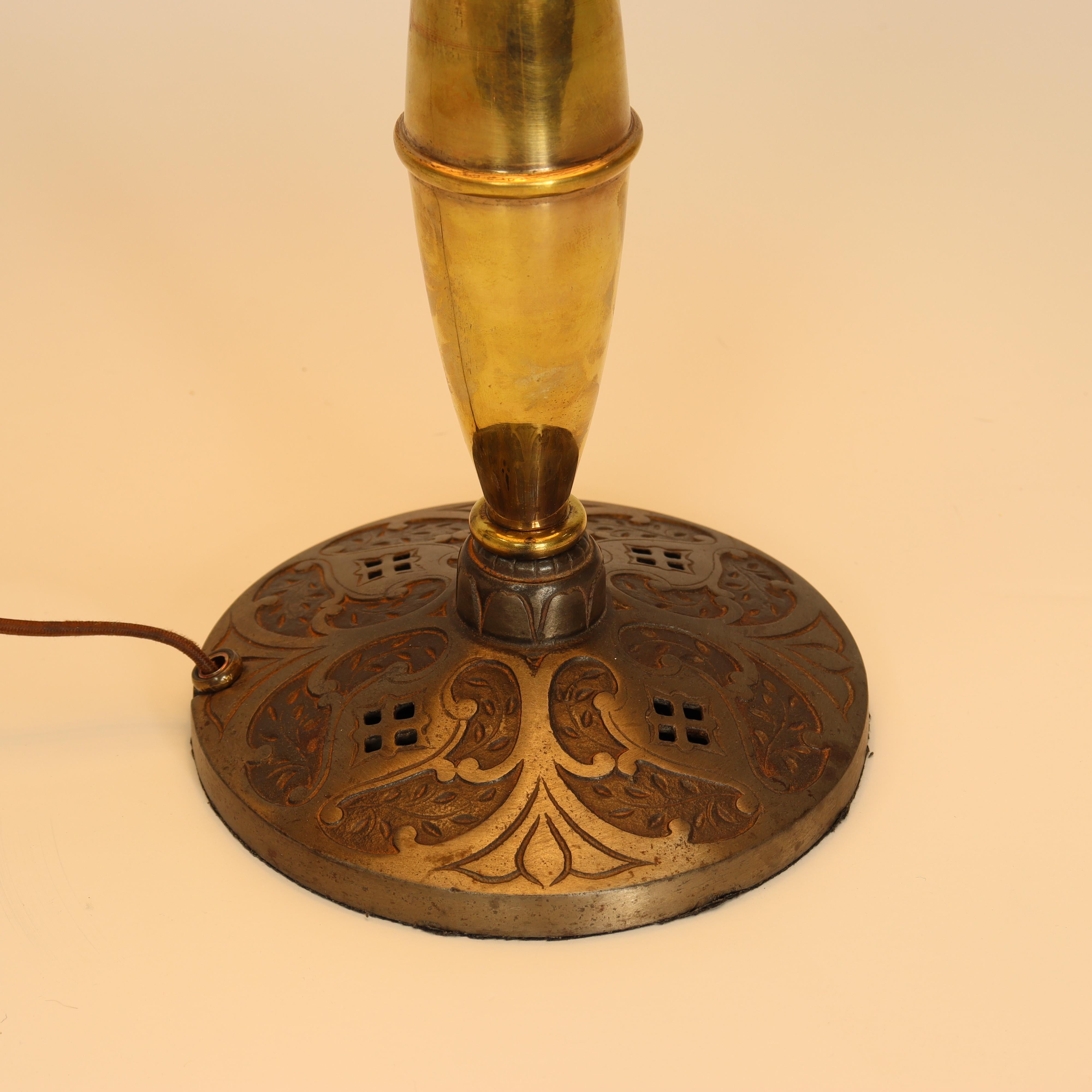 20ième siècle Lampe de table antique de Pittsburgh avec abat-jour en glace ébréchée verte CIRCA, circa 1920 en vente