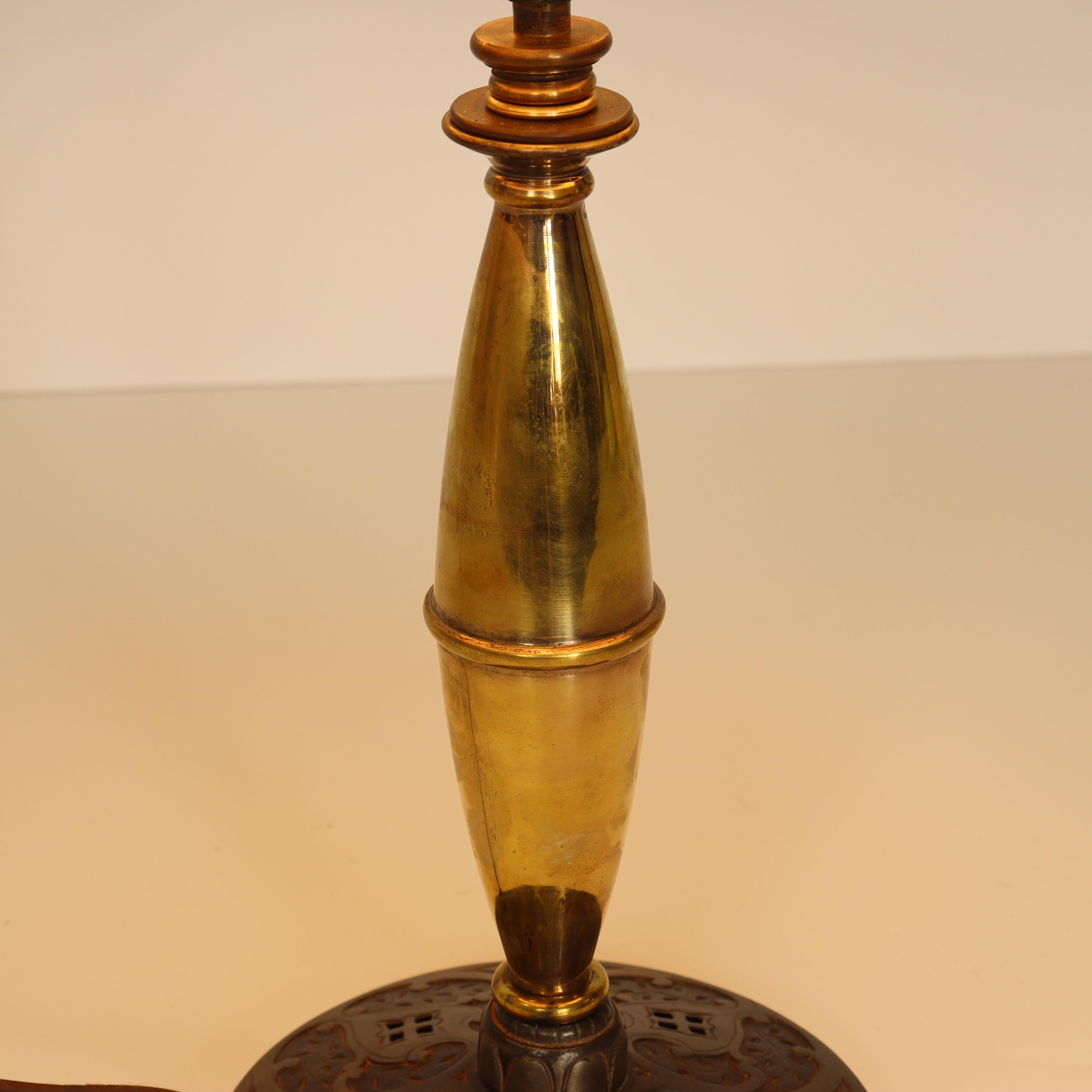 Laiton Lampe de table antique de Pittsburgh avec abat-jour en glace ébréchée verte CIRCA, circa 1920 en vente